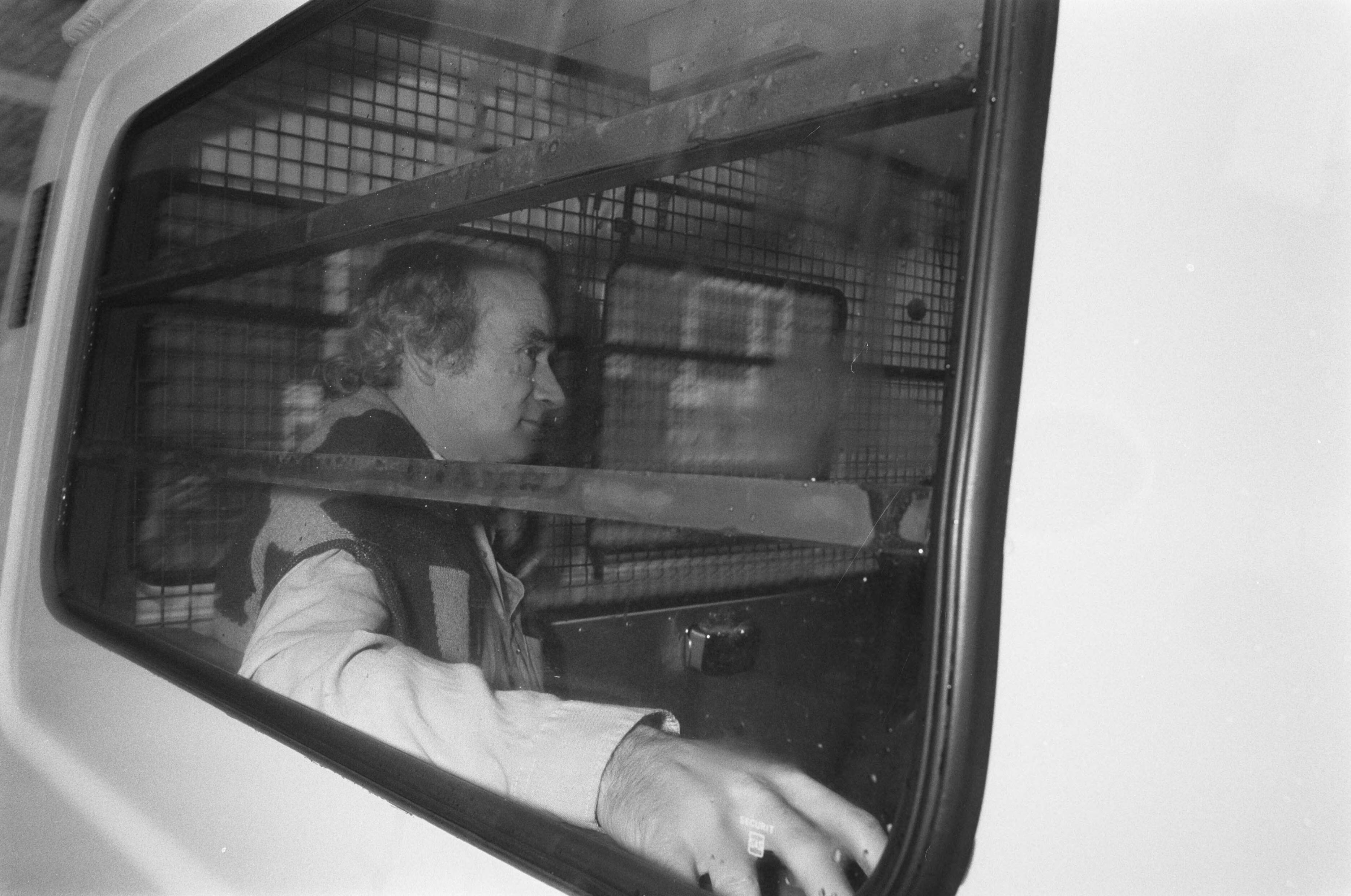 Fotocollectie Anefo — Rechtbank te Haarlem doet uitspraak in proces tegen ontvoerder van G.J. Heijn; Ferdi E. (Elsas) in auto bij aankomst — Foto: Croes, Rob C. / Anefo. Licentie: Set B: Rechtenvrij / Publiek Domein. Bron: Nationaal Archief. http://hdl.handle.net/10648/ad6bed1e-d0b4-102d-bcf8-003048976d84