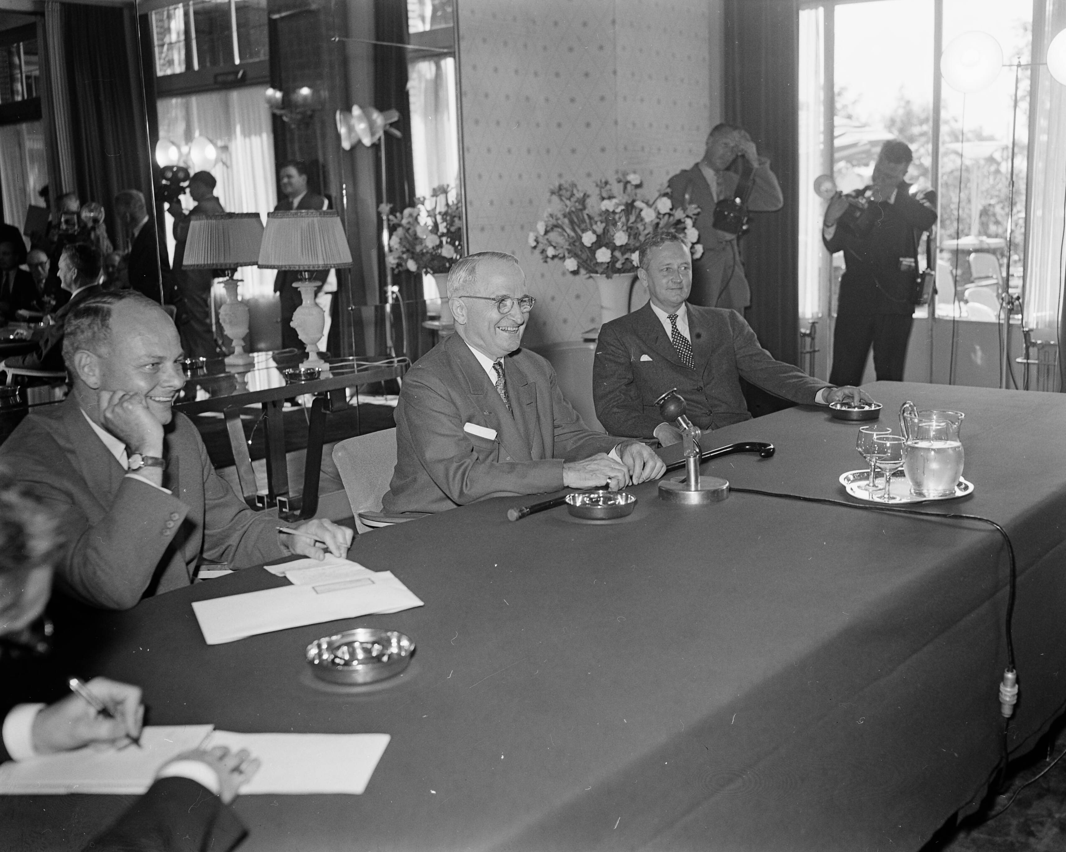 Fotocollectie Anefo — De Amerikaanse oud-president Harry Truman tijdens een persconferentie in de "Witte Brug" te Den Haag, kort na zijn aankomst — Foto: Meijer, T.A. / Anefo. Licentie: Set B: Rechtenvrij / Publiek Domein. Bron: Nationaal Archief. http://hdl.handle.net/10648/a949caa8-d0b4-102d-bcf8-003048976d84
