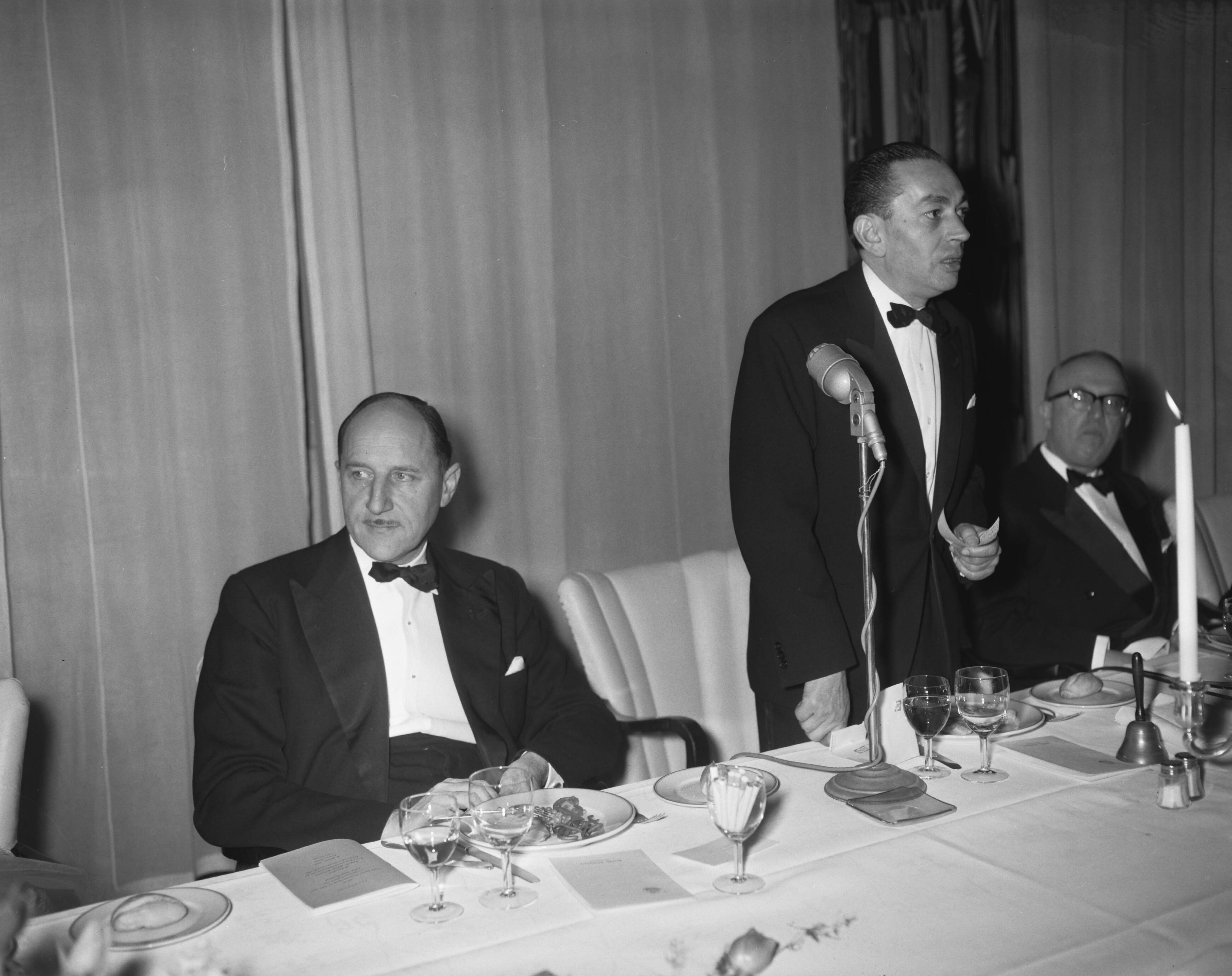 Fotocollectie Anefo — Diner van de Buitenlandse Persvereniging in het Kurhaus te Scheveningen. Vlnr de minister van Buitenlandse Zaken, mr. J.M.A.H. Luns, de voorzitter van de Buitenlandse Persvereniging H.M. Bleich en de voorzitter van de Europese Commissie, prof. dr. Walter Hallstein — Foto: Bilsen, Joop van / Anefo. Licentie: Set B: Rechtenvrij / Publiek Domein. Bron: Nationaal Archief. http://hdl.handle.net/10648/a98c9b62-d0b4-102d-bcf8-003048976d84