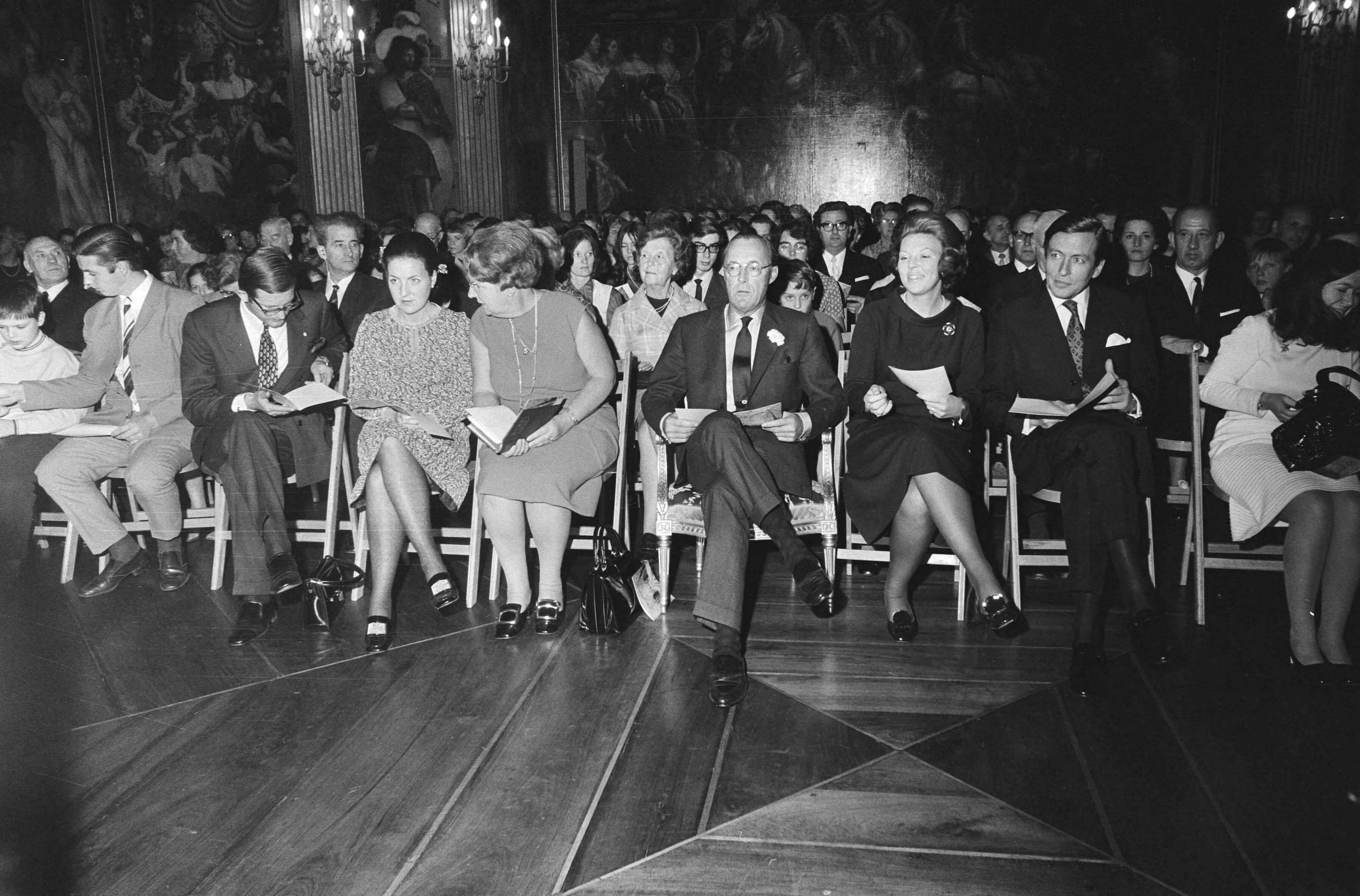 Fotocollectie Anefo — Koninklijk Huis houdt jaarlijks Kerstfeest voor personeel op Huis ten Bosch , Den Haag — Foto: Mieremet, Rob / Anefo. Licentie: Set B: Rechtenvrij / Publiek Domein. Bron: Nationaal Archief. http://hdl.handle.net/10648/abae2b5e-d0b4-102d-bcf8-003048976d84