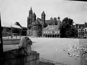 Steden [RVD] — Maastricht. [Vrijthof met zicht op St. Servaas en op de voorgrond beeld van leeuw van de Perroen] — Foto: Rijksvoorlichtingsdienst (RVD). Licentie: Set B: Rechtenvrij / Publiek Domein. Bron: Nationaal Archief. http://hdl.handle.net/10648/af472e5a-d0b4-102d-bcf8-003048976d84