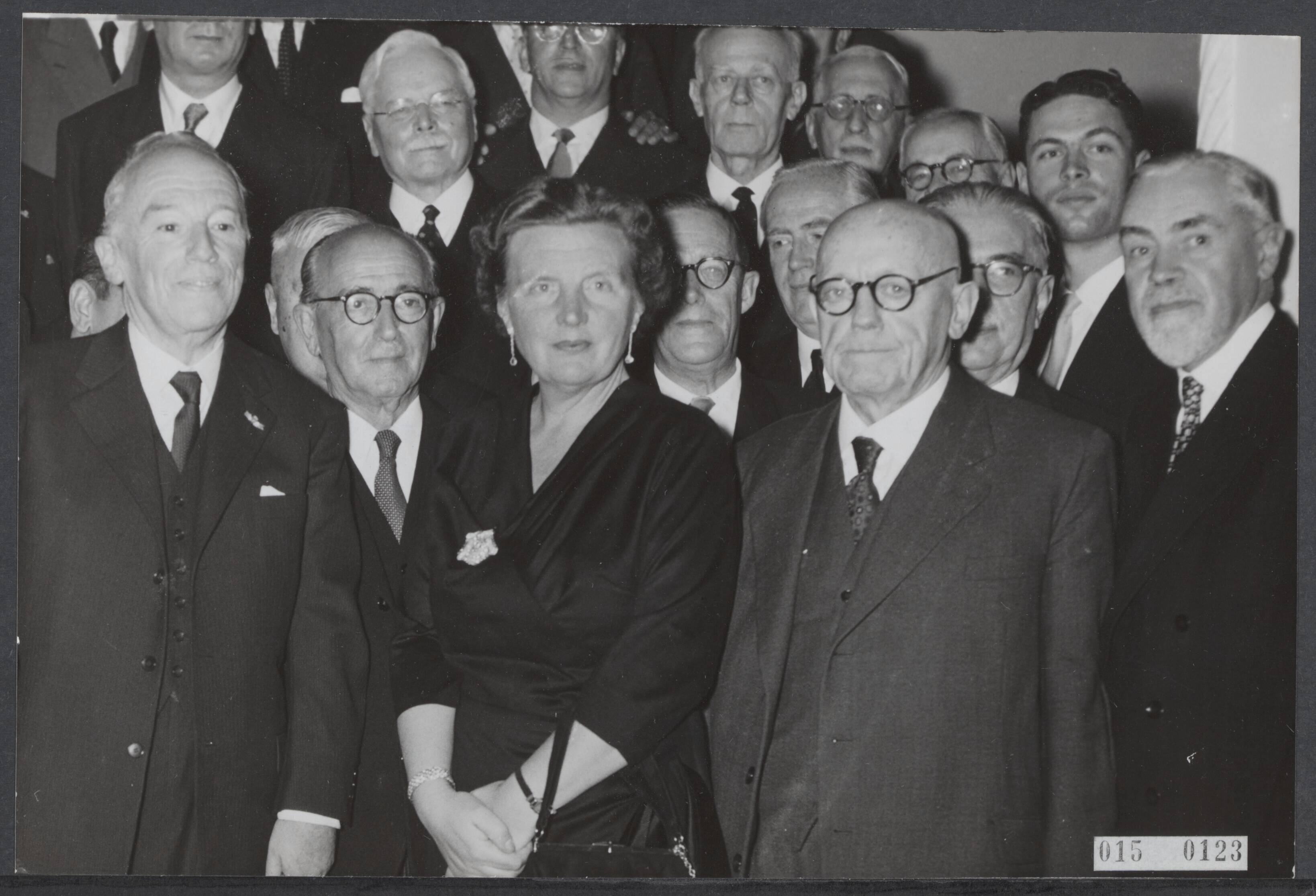 Fotocollectie Elsevier Binnenland — Op paleis Soestdijk werd een deputatie van het Institut de Droit International bestaande uit een 80-tal vertegenwoordigers uit 30 landen door koningin Juliana ontvangen — Foto: Rossem, Wim van / Anefo. Licentie: Set B: Rechtenvrij / Publiek Domein. Bron: Nationaal Archief. http://hdl.handle.net/10648/adb41878-d0b4-102d-bcf8-003048976d84
