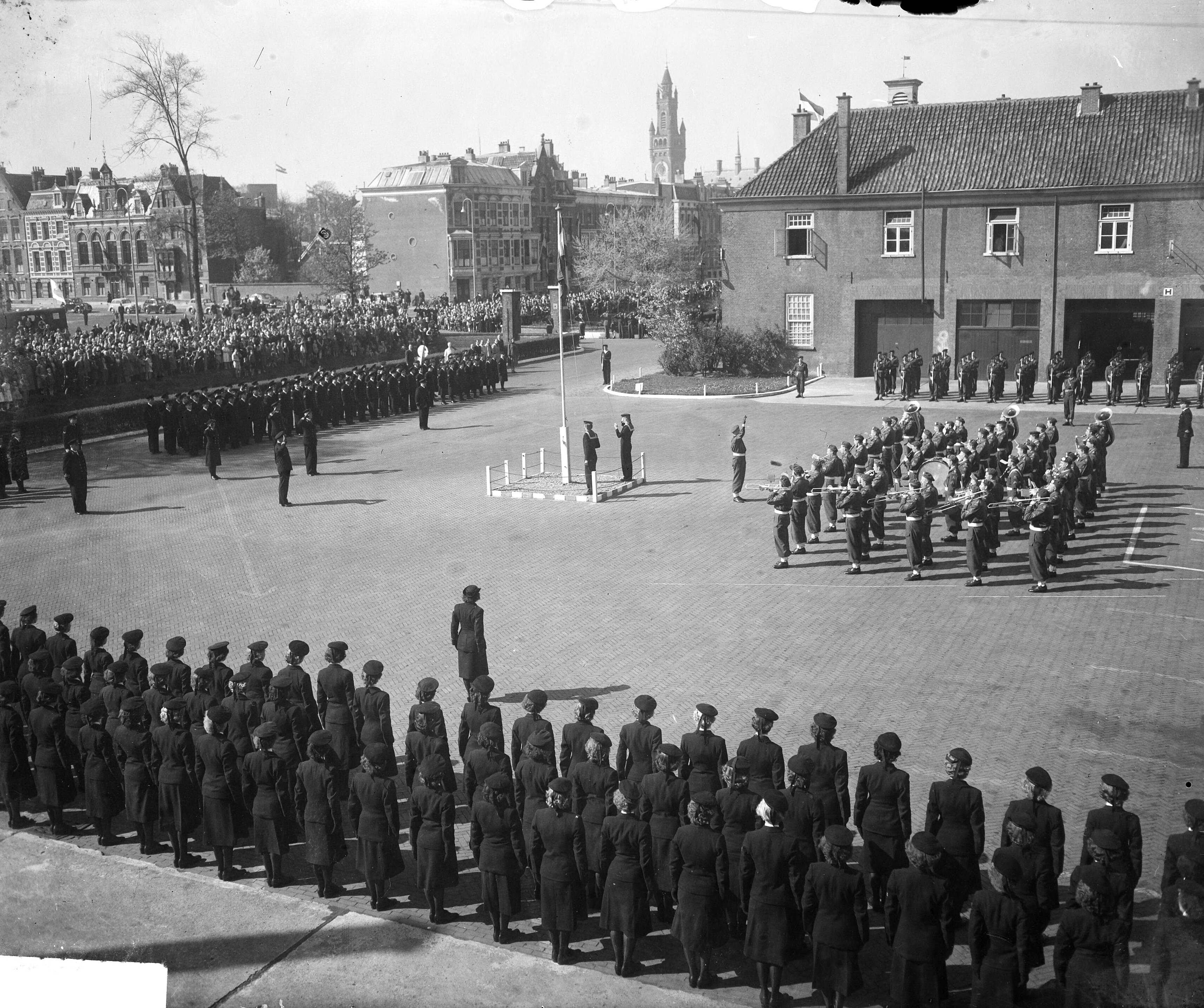 Fotocollectie Anefo — Koninginnedag in Den Haag , Marine herdenking — Foto: Winterbergen, Rolf / Anefo. Licentie: Set B: Rechtenvrij / Publiek Domein. Bron: Nationaal Archief. http://hdl.handle.net/10648/ad7586da-d0b4-102d-bcf8-003048976d84