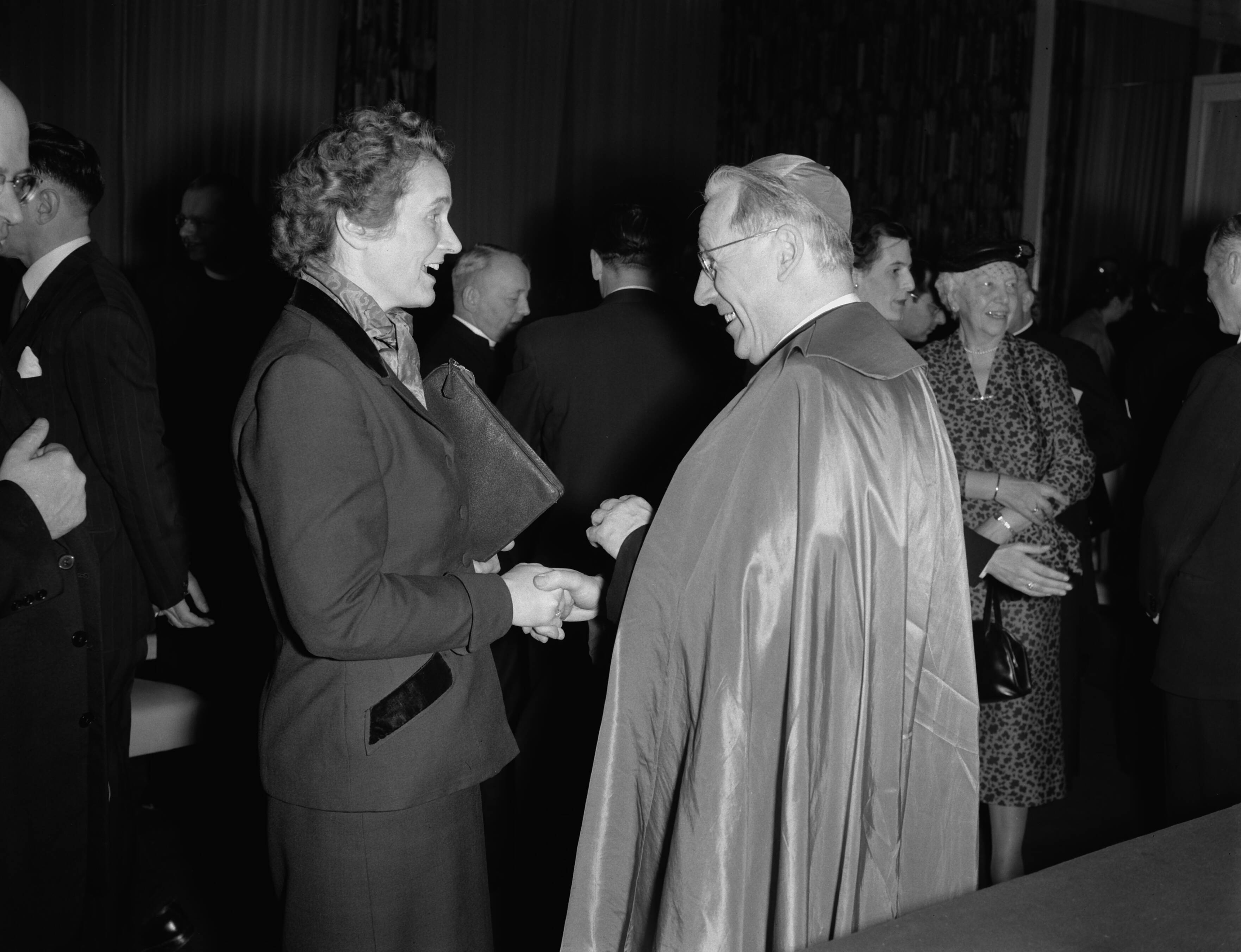 Fotocollectie Anefo — Congres van de Internationale Katholieke Werkgeversorganisaties in het Kurhaus te Scheveningen. Mej. dr. M. A. Klompé in gesprek met mgr. B.J. Alfrink — Foto: Pot, Harry / Anefo. Licentie: Set B: Rechtenvrij / Publiek Domein. Bron: Nationaal Archief. http://hdl.handle.net/10648/a931e988-d0b4-102d-bcf8-003048976d84
