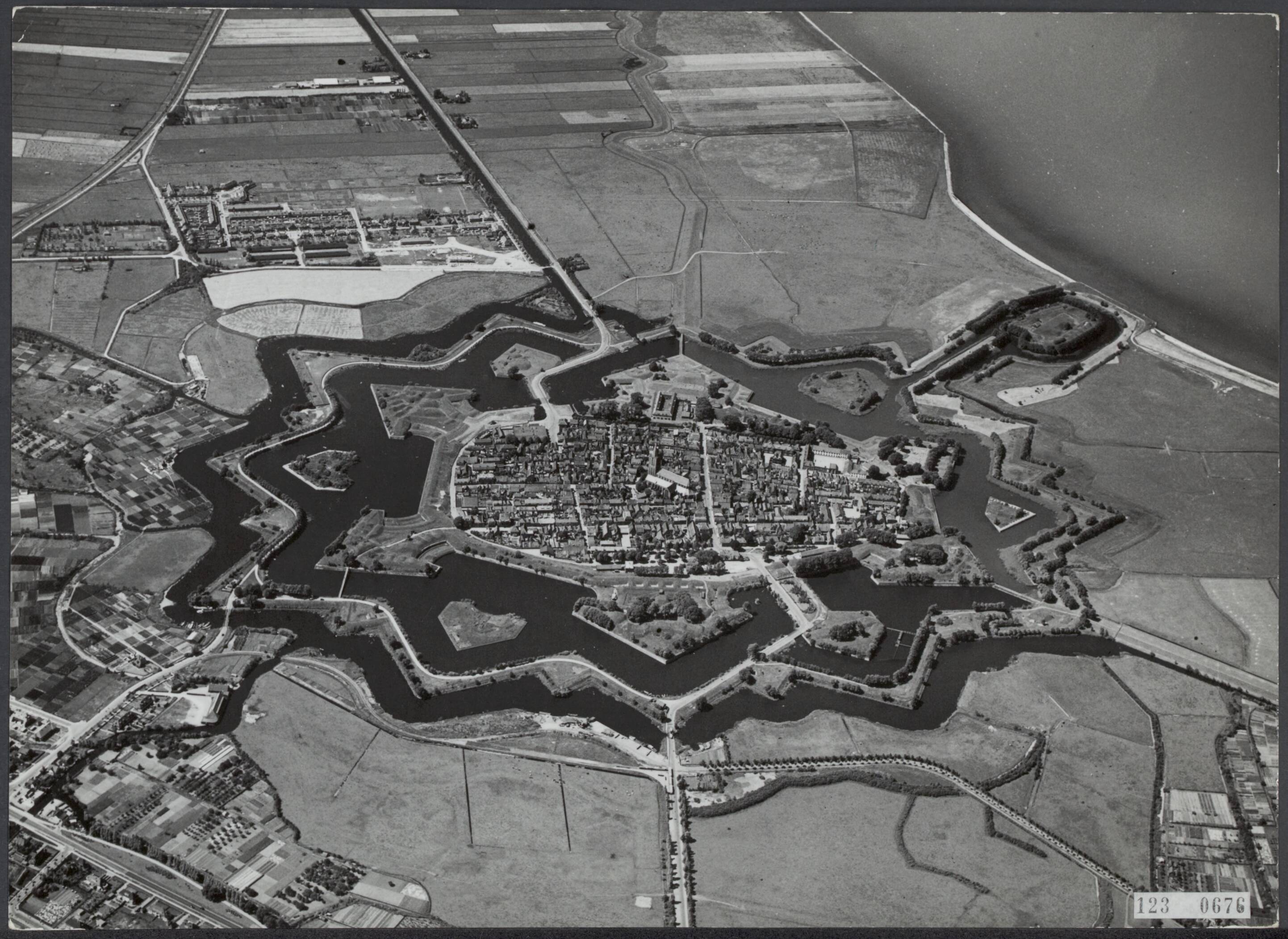 Fotocollectie Rijksvoorlichtingsdienst Eigen — Luchtopname. Vesting Naarden — Foto: KLM Aerocarto / Rechtenvrij. Licentie: Set B: Rechtenvrij / Publiek Domein. Bron: Nationaal Archief. http://hdl.handle.net/10648/af2e9e3a-d0b4-102d-bcf8-003048976d84