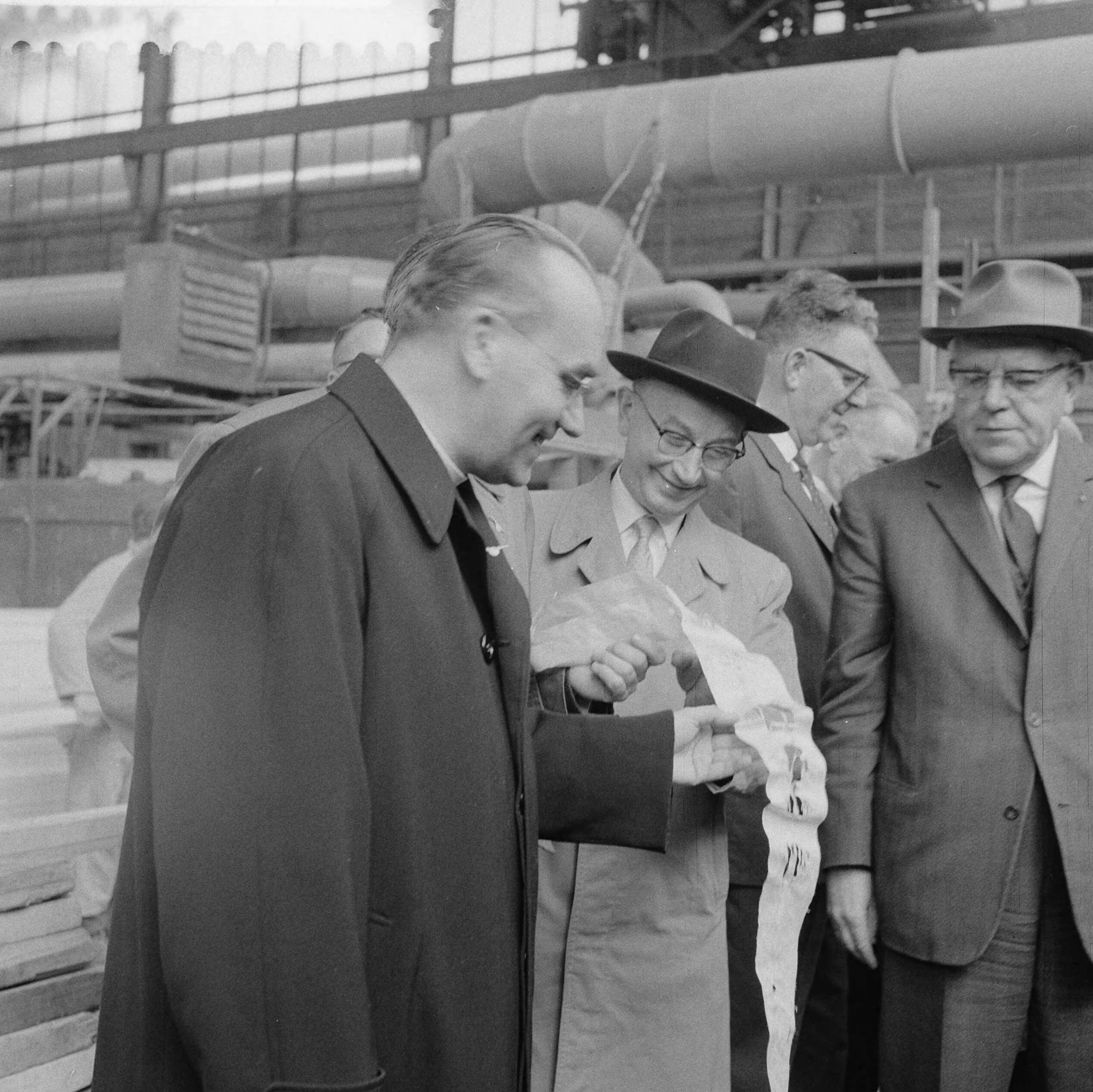 Fotocollectie Anefo — Werkbezoek van mgr. dr. J.A.E. van Dodewaard, bisschop van Haarlem, aan de Zaanstreek — Foto: Nijs, Jac. de / Anefo. Licentie: Set B: Rechtenvrij / Publiek Domein. Bron: Nationaal Archief. http://hdl.handle.net/10648/a9d482ec-d0b4-102d-bcf8-003048976d84