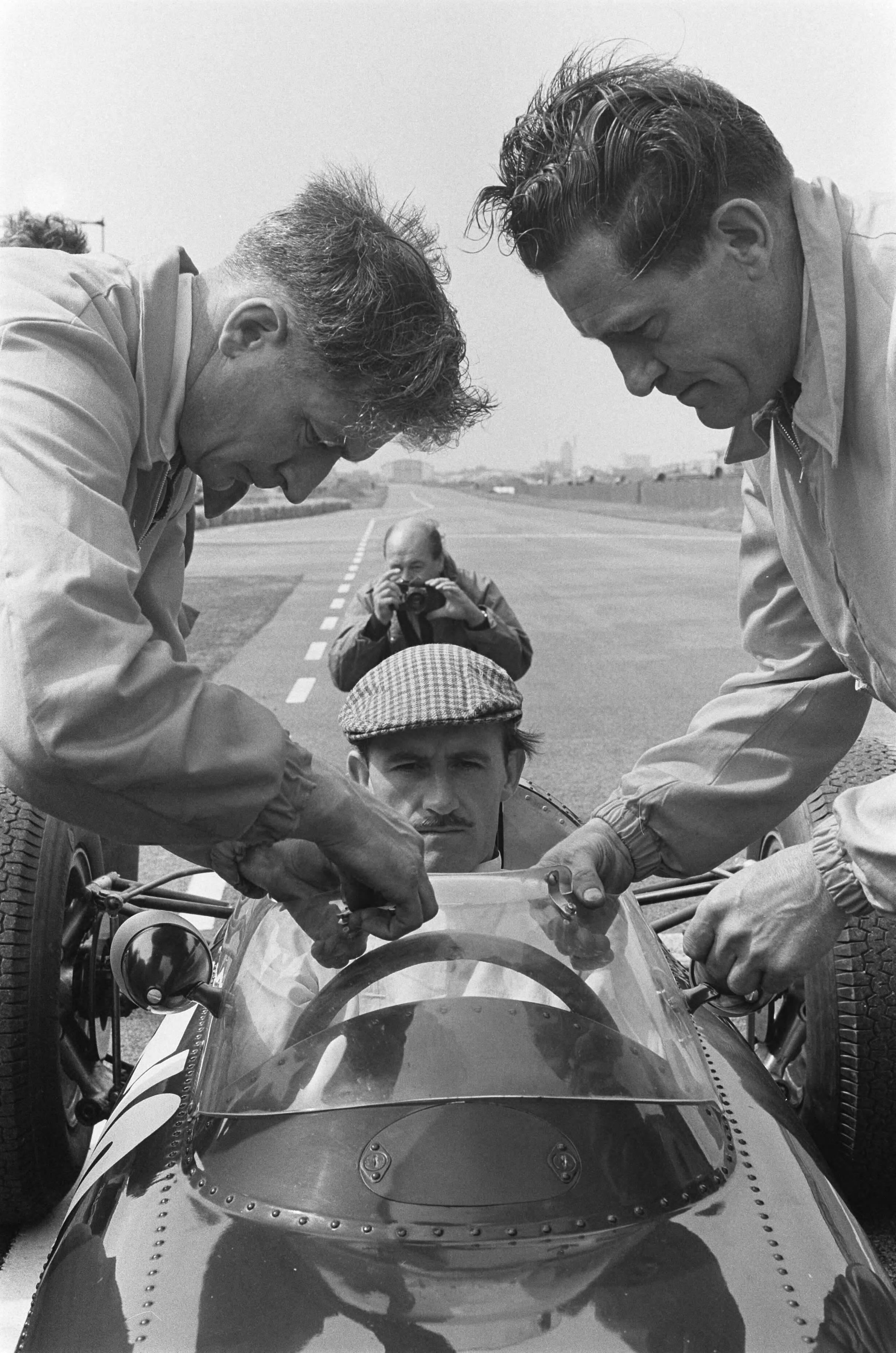 Fotocollectie Anefo — Grand Prix te Zandvoort. Voor de start — Foto: Pot, Harry / Anefo. Licentie: Set B: Rechtenvrij / Publiek Domein. Bron: Nationaal Archief. http://hdl.handle.net/10648/aa3becb6-d0b4-102d-bcf8-003048976d84