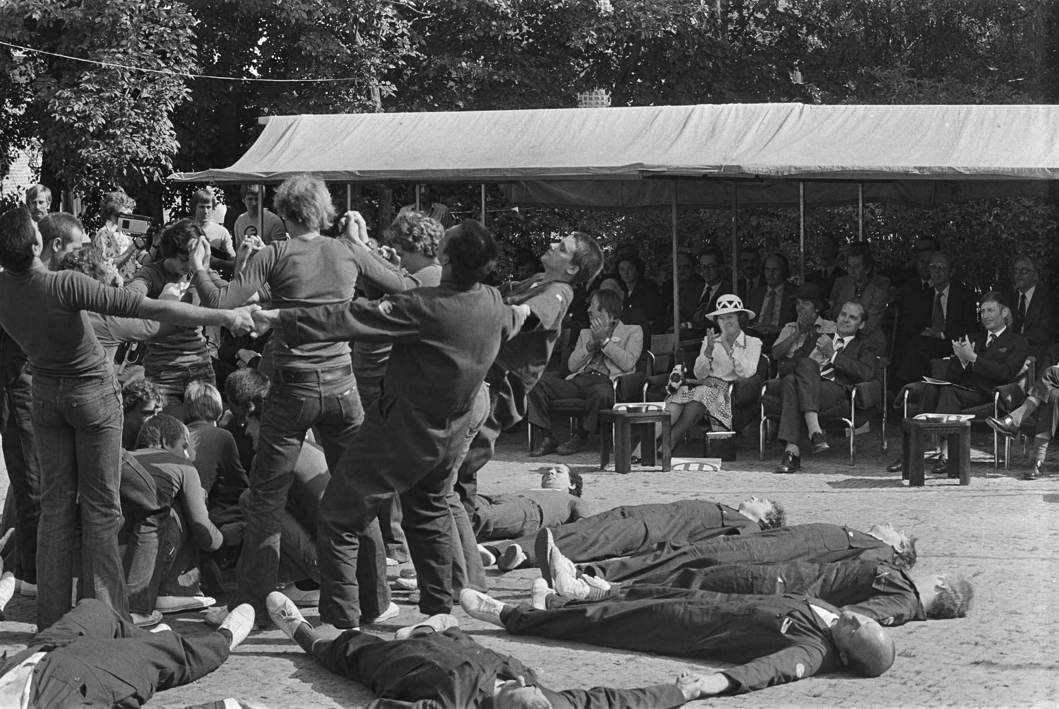 Fotocollectie Anefo — Prinses Beatrix opent nieuwbouw Emiliehoeve in Den Haag Prinses Beatrix bekijkt toneelstukje — Foto: Bogaerts, Rob / Anefo. Licentie: Set B: Rechtenvrij / Publiek Domein. Bron: Nationaal Archief. http://hdl.handle.net/10648/ac8aa7e6-d0b4-102d-bcf8-003048976d84