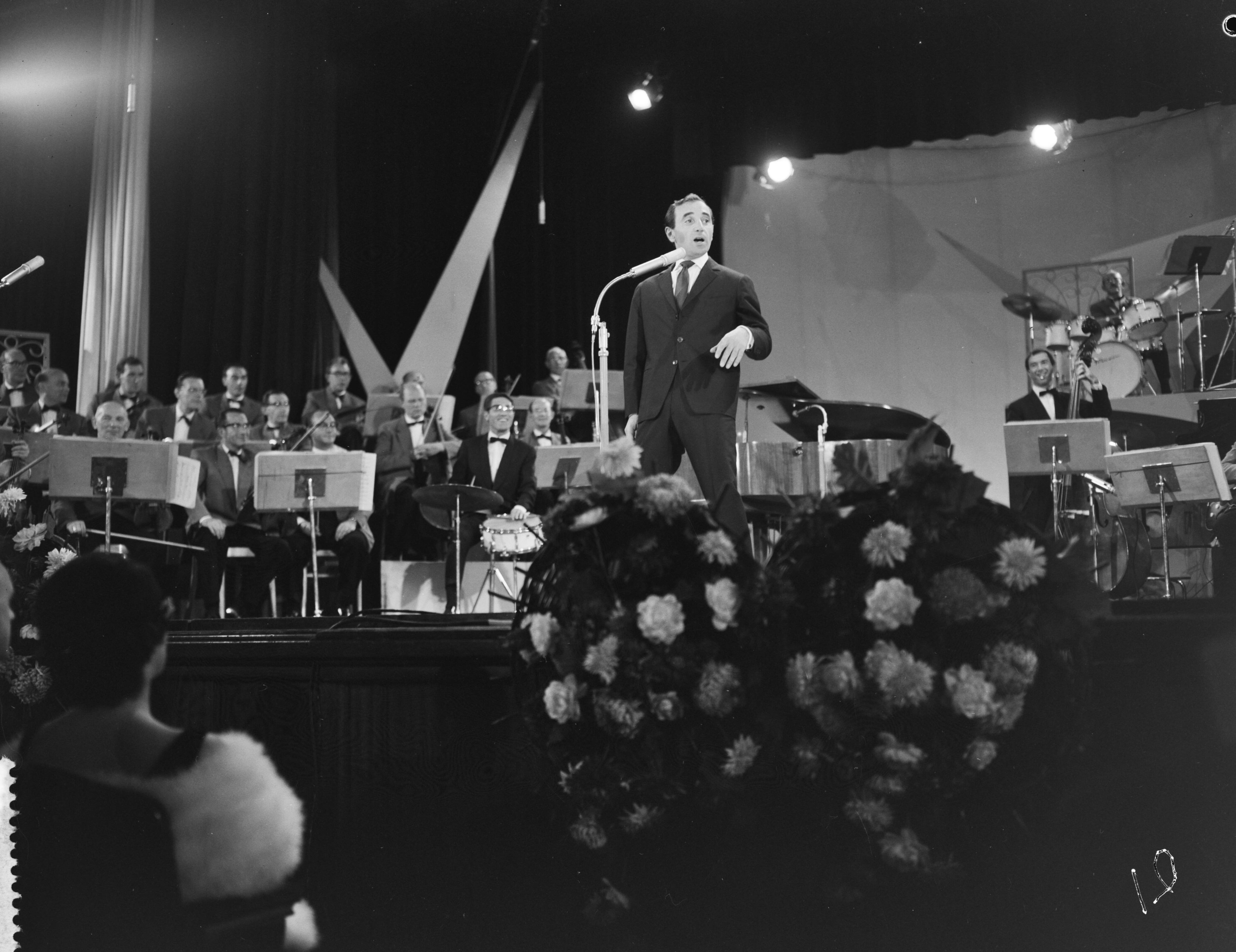 Grand Gala Du Disque in het Kurhaus te Scheveningen — Grand Gala Du Disque in Kurhaus. Charles Aznavour — Foto: Bilsen, Joop van / Anefo. Licentie: Set B: Rechtenvrij / Publiek Domein. Bron: Nationaal Archief. http://hdl.handle.net/10648/a9e4754e-d0b4-102d-bcf8-003048976d84