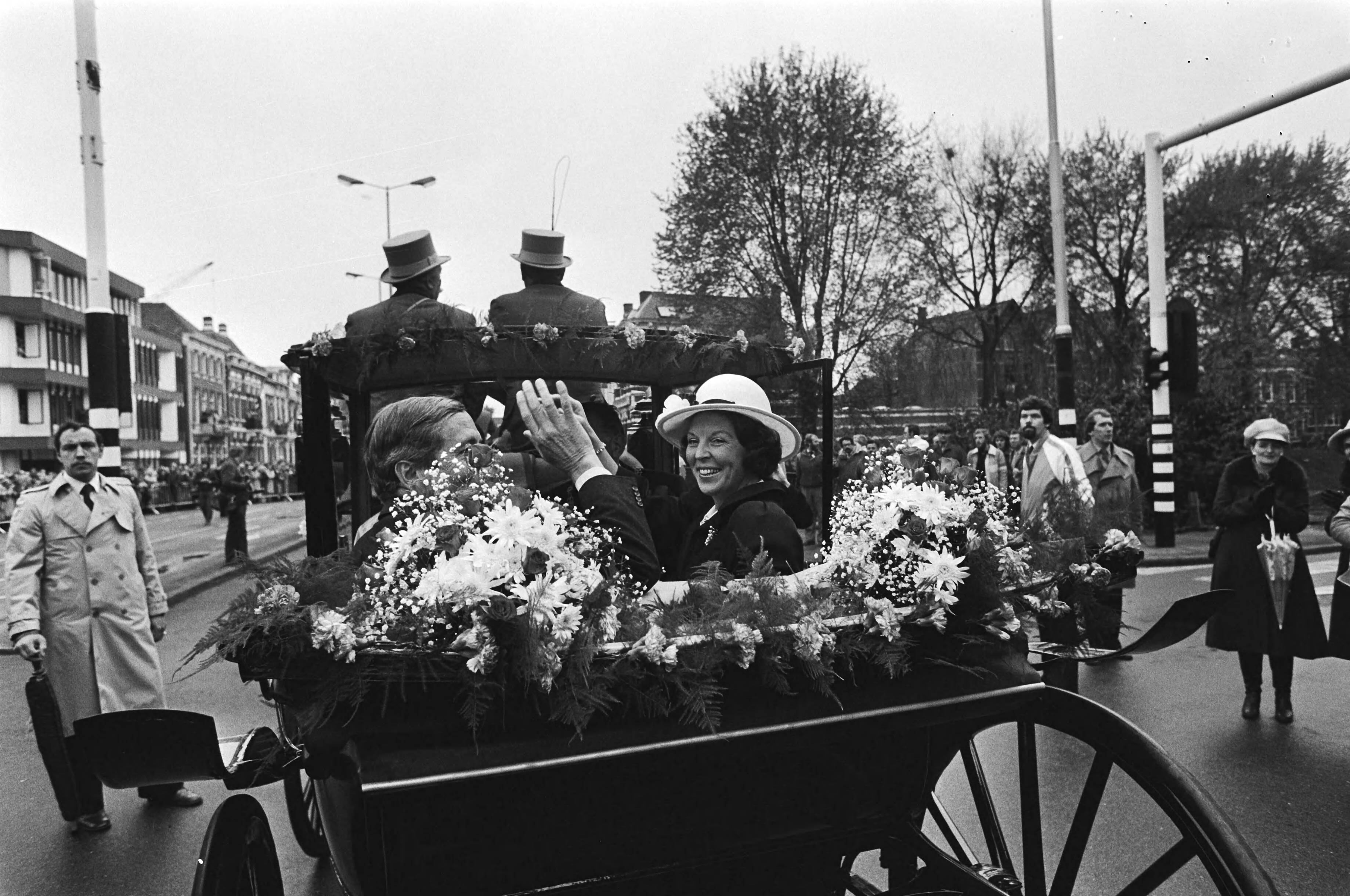 Fotocollectie Anefo — Viering Koninginnedag in Breda, Prins Claus en Beatrix een open koets door Breda — Foto: Croes, Rob C. / Anefo. Licentie: Set B: Rechtenvrij / Publiek Domein. Bron: Nationaal Archief. http://hdl.handle.net/10648/acfabfe0-d0b4-102d-bcf8-003048976d84