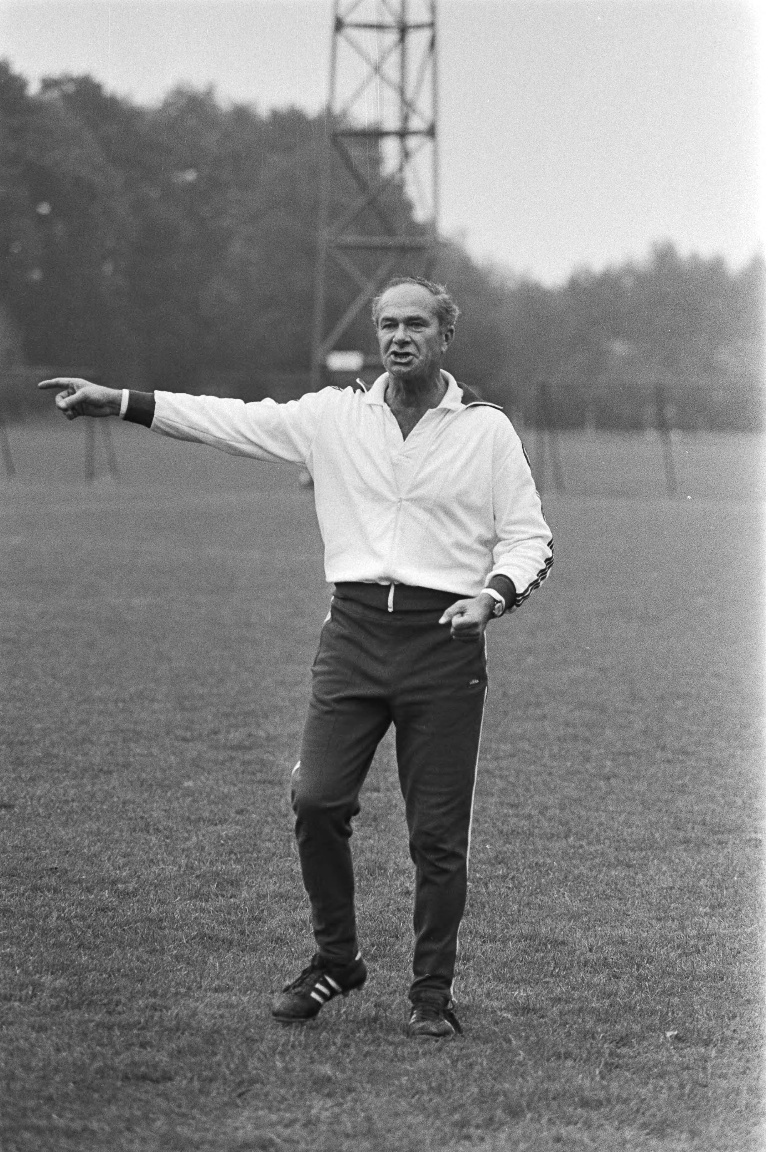 Fotocollectie Anefo — Selectie voor Nederlands elftal traint in KNVB-centrum, Zeist voor wedstrijd tegen Joegoslavie; trainer Fadhronc geeft aanwijzingen — Foto: Mieremet, Rob / Anefo. Licentie: Set B: Rechtenvrij / Publiek Domein. Bron: Nationaal Archief. http://hdl.handle.net/10648/aba5b794-d0b4-102d-bcf8-003048976d84