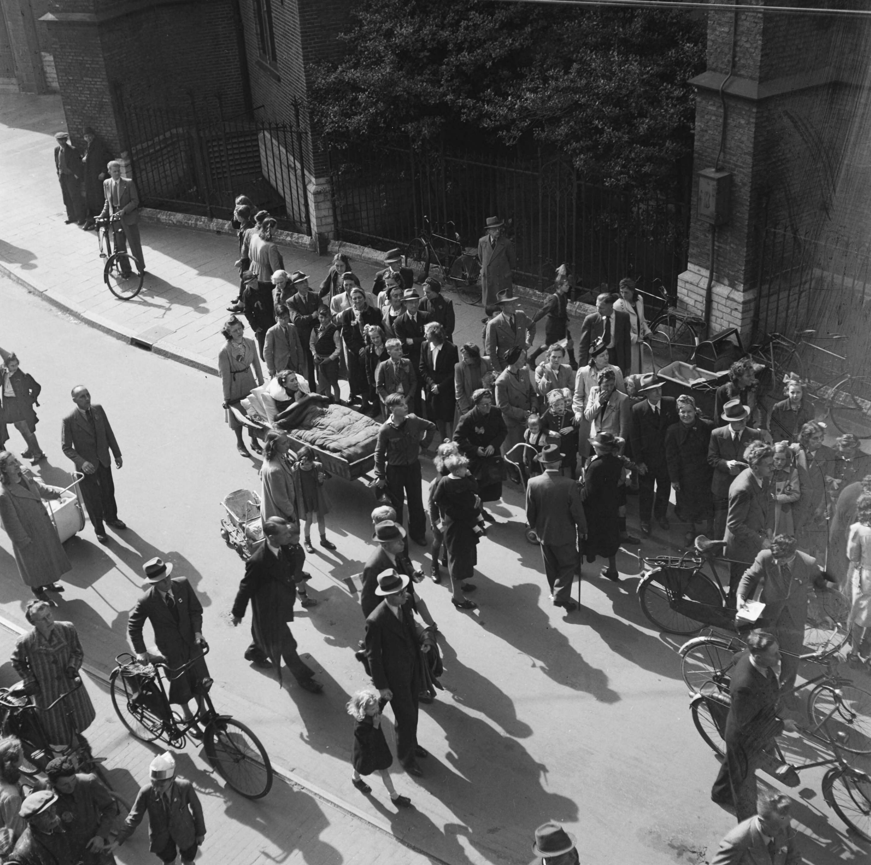 Bevrijdingsvreugd: Den Haag — Bevrijding van Den Haag. Ziekentransport per handkar. — Foto: Fotograaf Onbekend / Anefo. Licentie: Set B: Rechtenvrij / Publiek Domein. Bron: Nationaal Archief. http://hdl.handle.net/10648/ac089256-d0b4-102d-bcf8-003048976d84