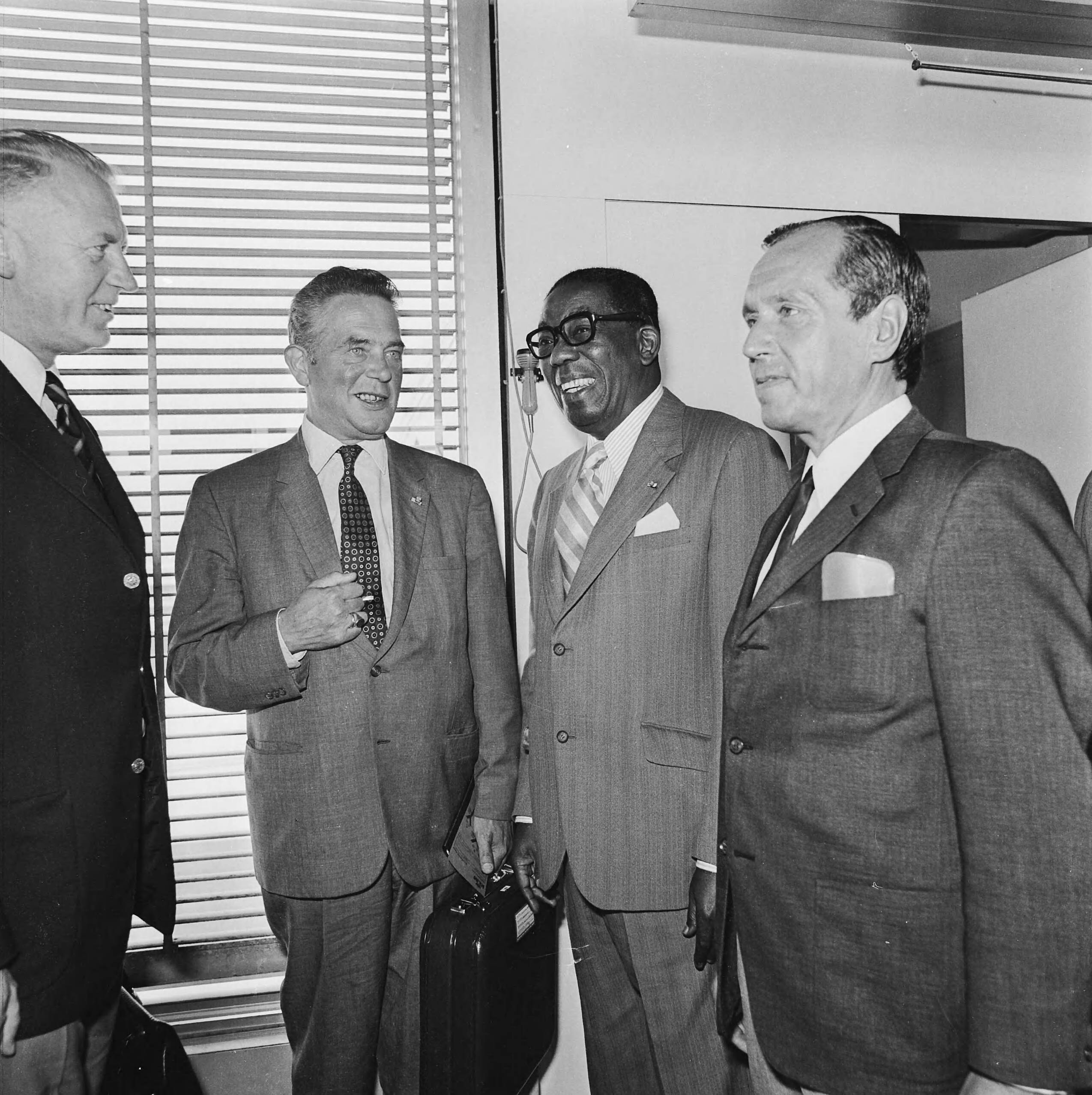 Fotocollectie Anefo — Nummer 6 Polanen neemt afscheid van Burgemeester Marijnen (links) en hoofdcommandant van Den Haag , Peister (recht — Foto: Mieremet, Rob / Anefo. Licentie: Set B: Rechtenvrij / Publiek Domein. Bron: Nationaal Archief. http://hdl.handle.net/10648/ac334852-d0b4-102d-bcf8-003048976d84