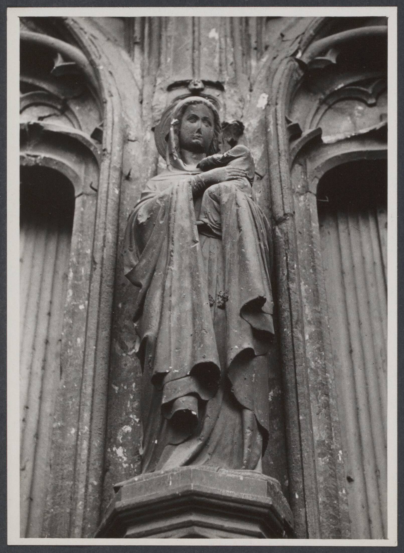 Mechelen — Mechelen. O.L.Vrouwekerk-over-de-Dijle: Mariabeeld aan de middenstijl van portaal van het noorder dwarsschip — Foto: Onbekend / Publiek Domein of Rechtenvrij. Licentie: Set B: Rechtenvrij / Publiek Domein. Bron: Nationaal Archief. http://hdl.handle.net/10648/241d8164-9135-84da-e5d3-9736bbed6562