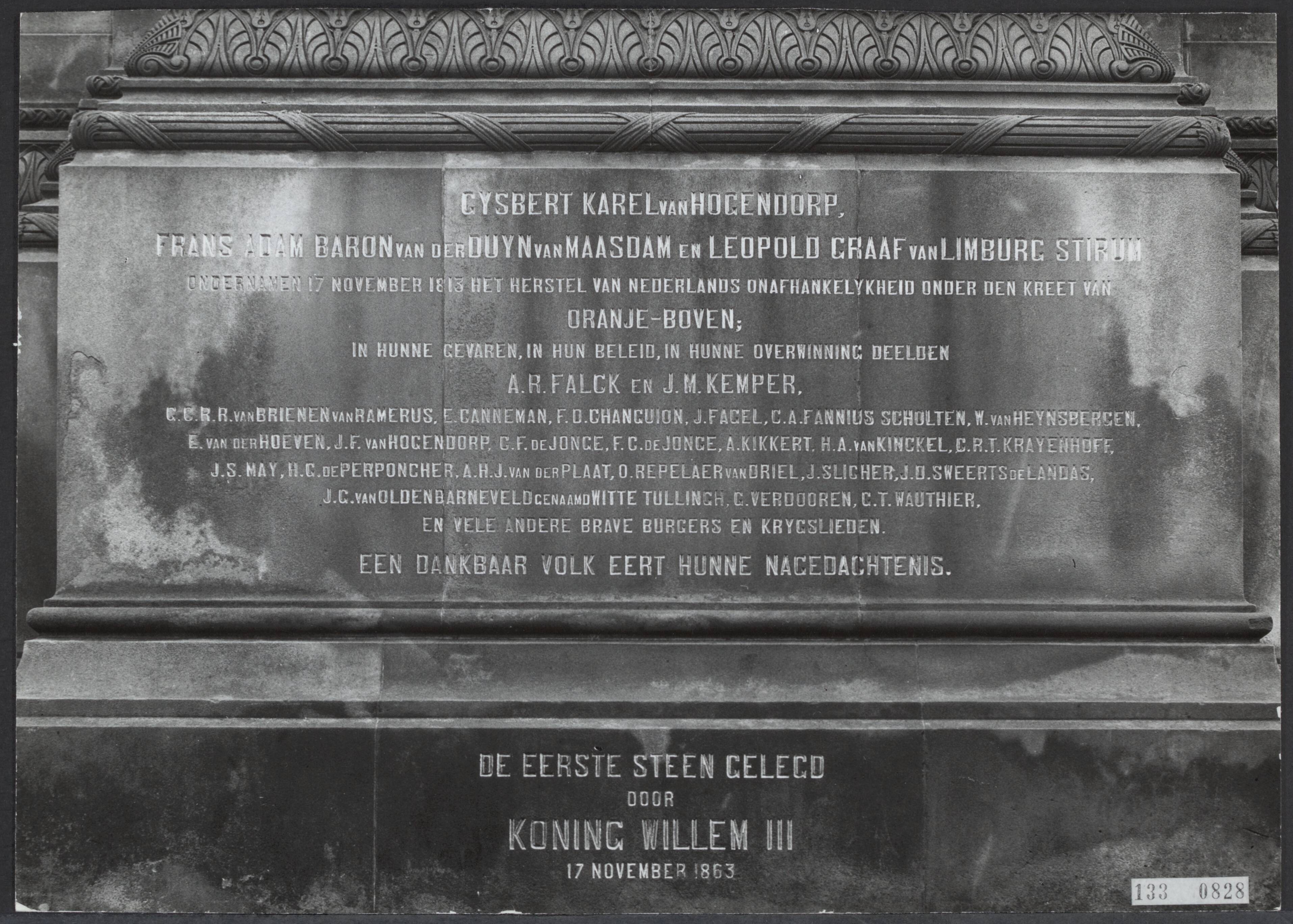 Fotocollectie Rijksvoorlichtingsdienst Eigen — Den Haag. Plein 1813: monument voor 50 jaar Nederlandse Onafhankelijkheid (1869) naar plannen van J. Ph. Koelman (sculptuur) en W.C. van der Waeyen Pieterszen (architectuur). Opschrift betreffende de stichting van het Koninkrijk der Nederlanden en de eerstesteenlegging door koning Willem III voor het monument op 17 november 1863 — Foto: Fotodienst Gemeente Den Haag. Licentie: Set B: Rechtenvrij / Publiek Domein. Bron: Nationaal Archief. http://hdl.handle.net/10648/af5aa9e4-d0b4-102d-bcf8-003048976d84