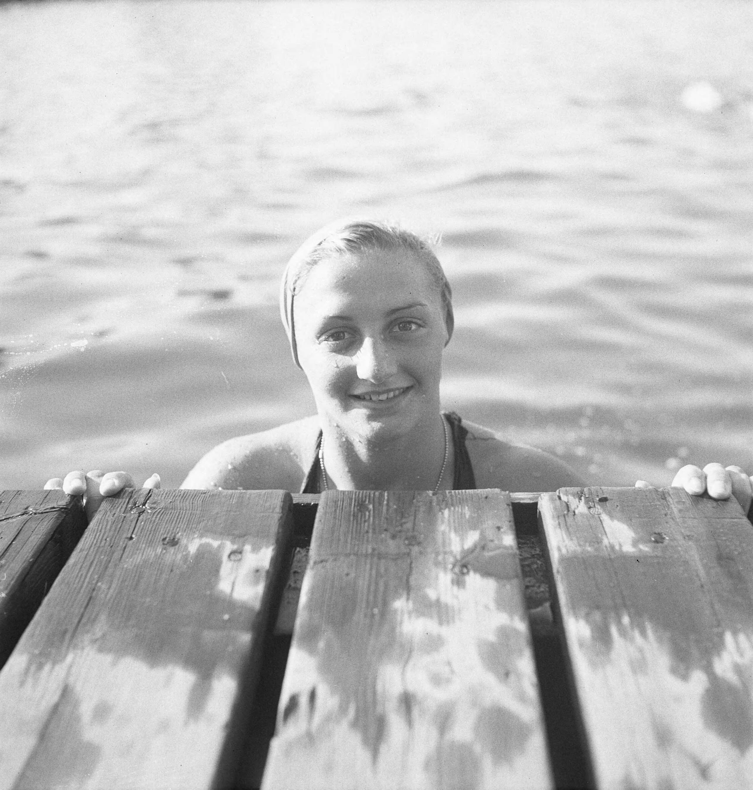 Zwemtraining o.l.v. trainer Jan Stender — Zwemster Hanny Termeulen, deelneemster aan de Olympische Spelen van 1948. — Foto: Merk, Ben / Anefo. Licentie: Set B: Rechtenvrij / Publiek Domein. Bron: Nationaal Archief. http://hdl.handle.net/10648/ad754af8-d0b4-102d-bcf8-003048976d84