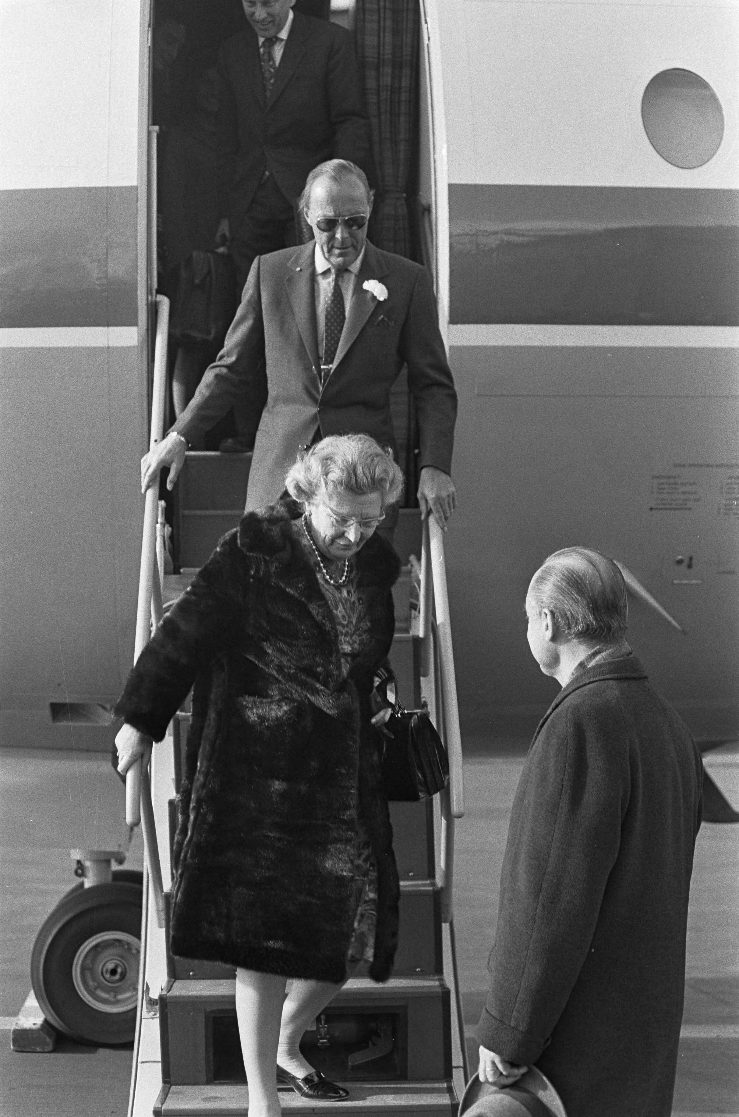 Fotocollectie Anefo — Prins Bernhard komt aan op Soesterberg na reis naar Australie en Indonesie, prins Bernhard en HM , die hem afhaalde, op vliegtuigtrap — Foto: Peters, Hans / Anefo. Licentie: Set B: Rechtenvrij / Publiek Domein. Bron: Nationaal Archief. http://hdl.handle.net/10648/ac25f9f4-d0b4-102d-bcf8-003048976d84