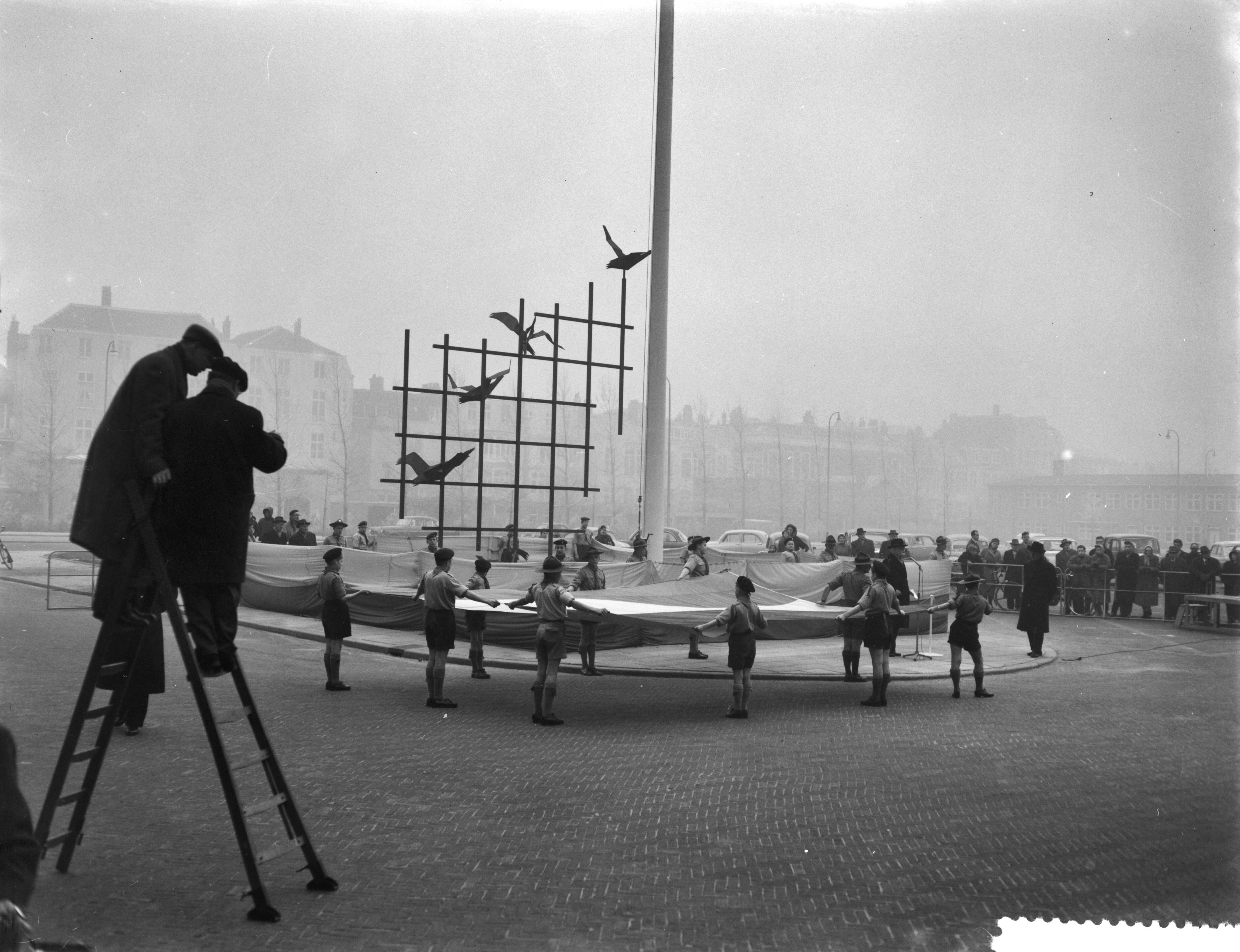 Fotocollectie Anefo — Overdracht in Den Haag van de permanente bevrijdingsvlag te Den Haag — Foto: Rossem, Wim van / Anefo. Licentie: Set B: Rechtenvrij / Publiek Domein. Bron: Nationaal Archief. http://hdl.handle.net/10648/a98d7e92-d0b4-102d-bcf8-003048976d84