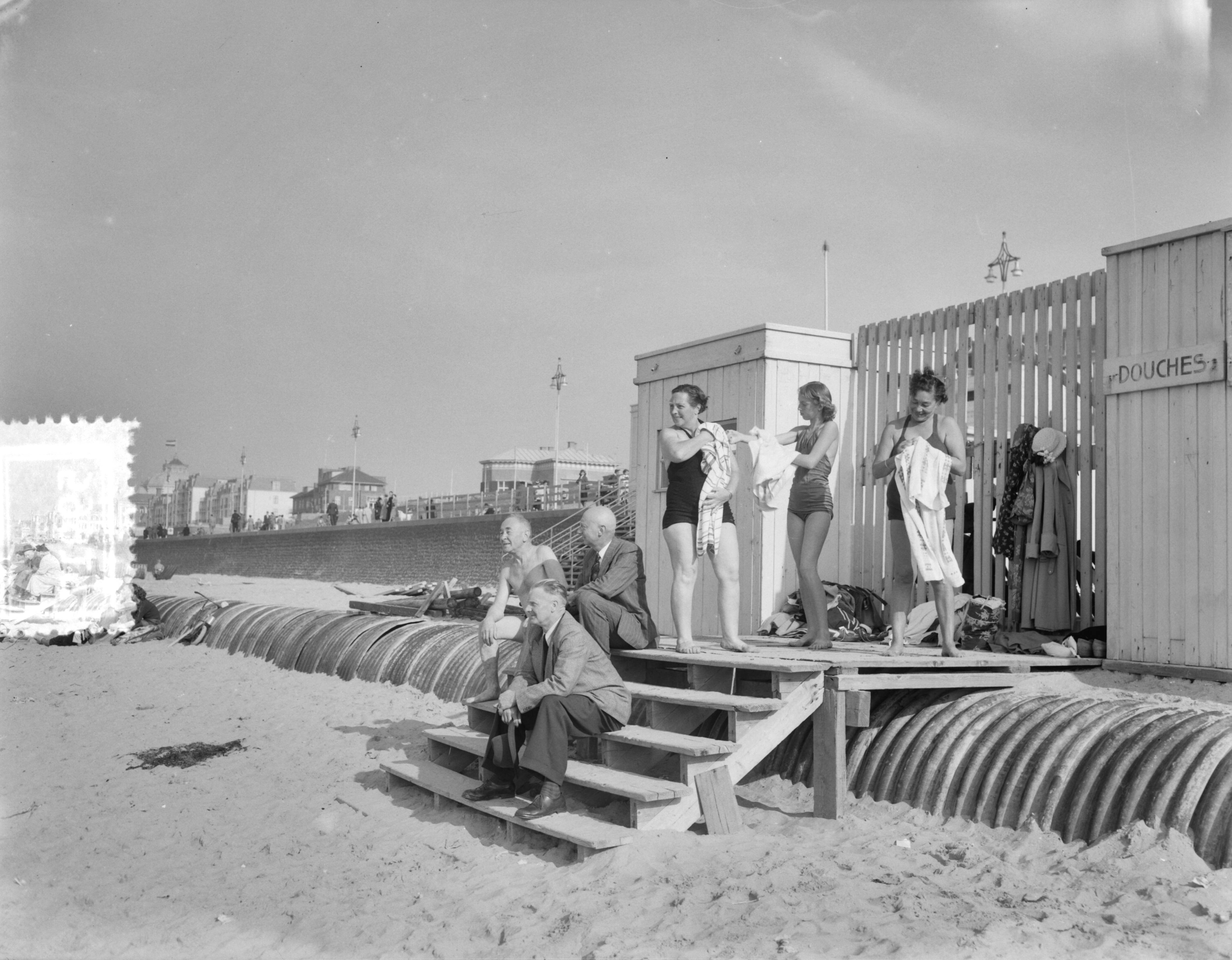 Fotocollectie Anefo — Late zomerdag strand Scheveningen — Foto: Duinen, G.W. van / Anefo. Licentie: Set B: Rechtenvrij / Publiek Domein. Bron: Nationaal Archief. http://hdl.handle.net/10648/a9140828-d0b4-102d-bcf8-003048976d84