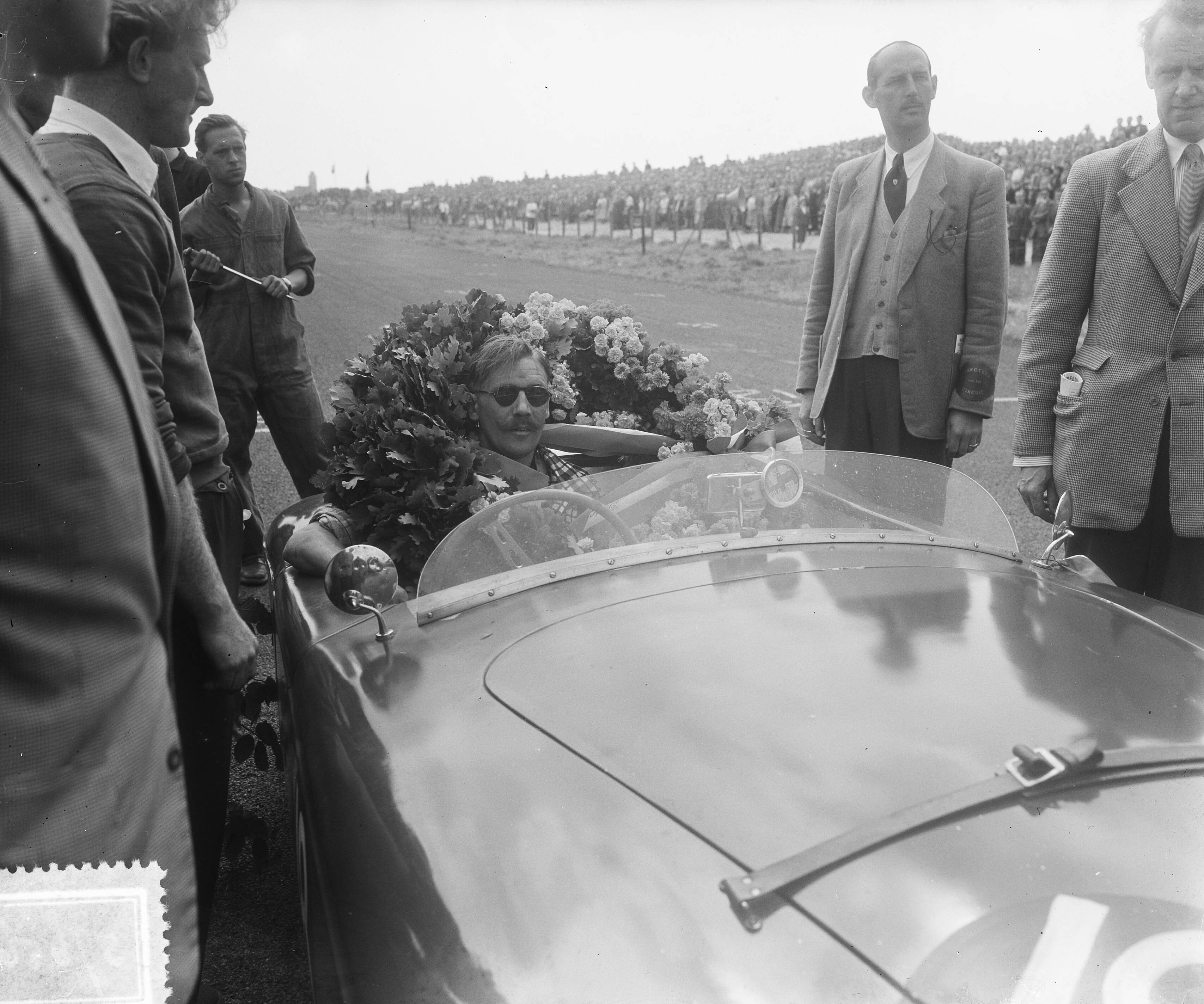 Fotocollectie Anefo — Sportwagenrace Zandvoort. Winnaar sportwagenrace, F.C. Davis (Engeland, Tojeiro) — Foto: Pot, Harry / Anefo. Licentie: Set B: Rechtenvrij / Publiek Domein. Bron: Nationaal Archief. http://hdl.handle.net/10648/a90d5a28-d0b4-102d-bcf8-003048976d84