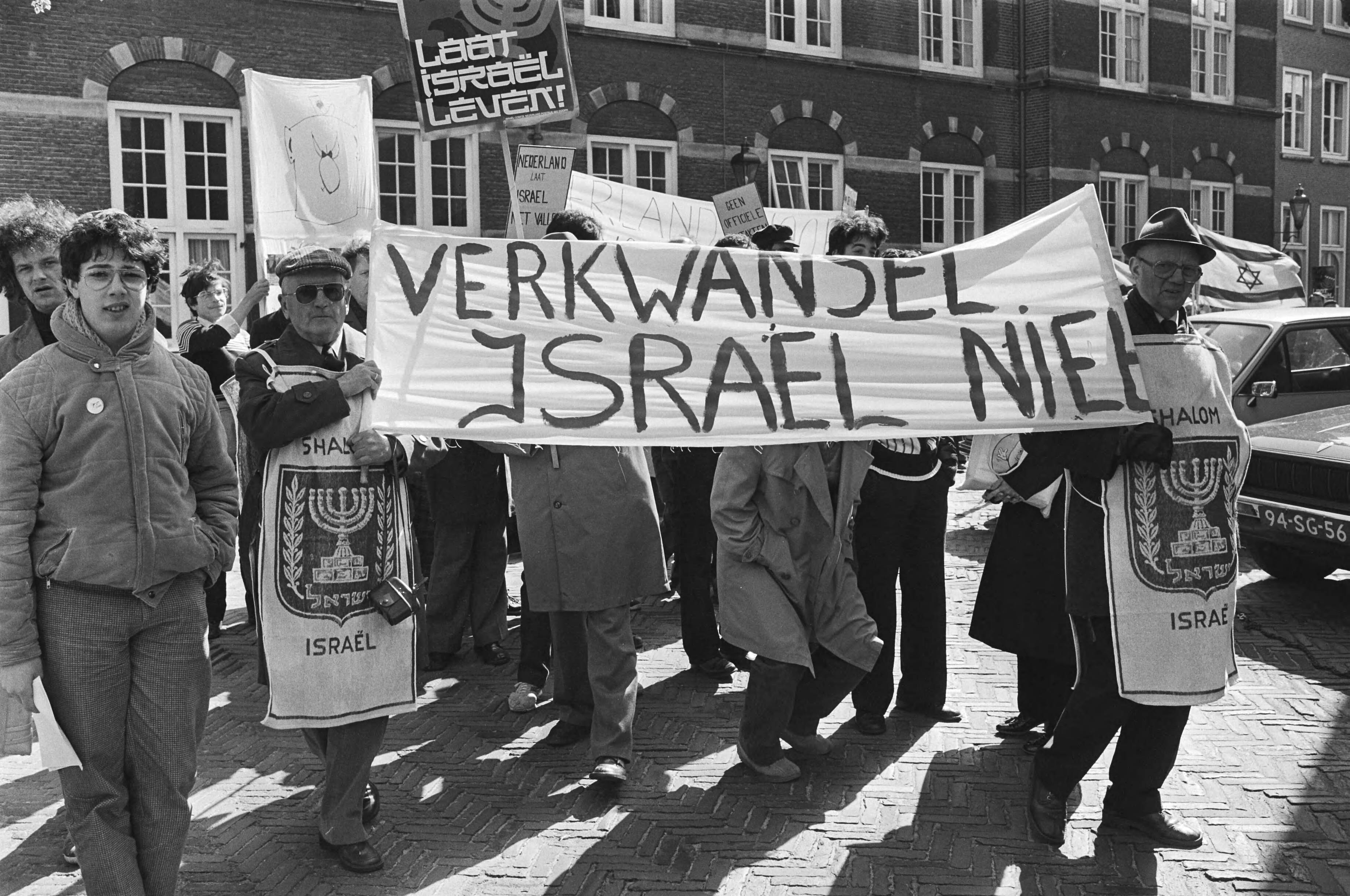 Fotocollectie Anefo — Demonstratie in Den Haag tegen contacten met de PLO — Foto: Suyk, Koen / Anefo. Licentie: Set B: Rechtenvrij / Publiek Domein. Bron: Nationaal Archief. http://hdl.handle.net/10648/acde9a86-d0b4-102d-bcf8-003048976d84