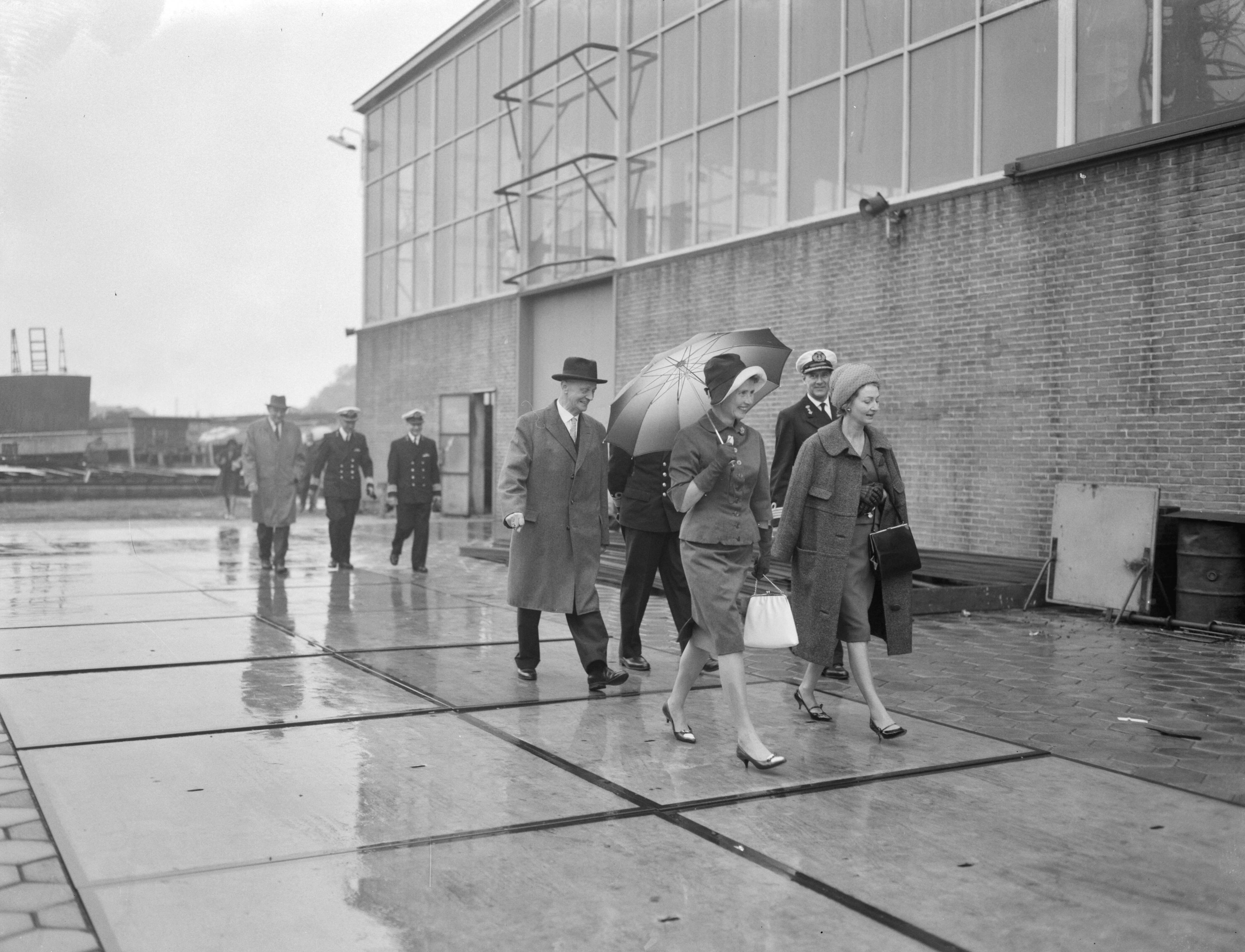 Fotocollectie Anefo — Tewaterlating te Zaandam van het Torpedo-inschietvaartuig "Van Bochove" van de Koninklijke Marine bij de Zaanlandse Scheepsbouwmaatschappij door de vrouw van de directeur van de bewapeningswerkplaats der Marine te Den Helder, mevr. Reiche-Van Aardenne. Dit vaartuig wordt genoemd naar wijlen luitenant-ter-zee der eerste klasse P.D. van Bochoven, in leven hoofd van het inschietbedrijf van de Kon. Marine, die gedurende de uitoefening van zijn functie tengevolge van een tragisch ongeval op 7 juli 1959 om het leven kwam — Foto: Bilsen, Joop van / Anefo. Licentie: Set B: Rechtenvrij / Publiek Domein. Bron: Nationaal Archief. http://hdl.handle.net/10648/aa11051e-d0b4-102d-bcf8-003048976d84