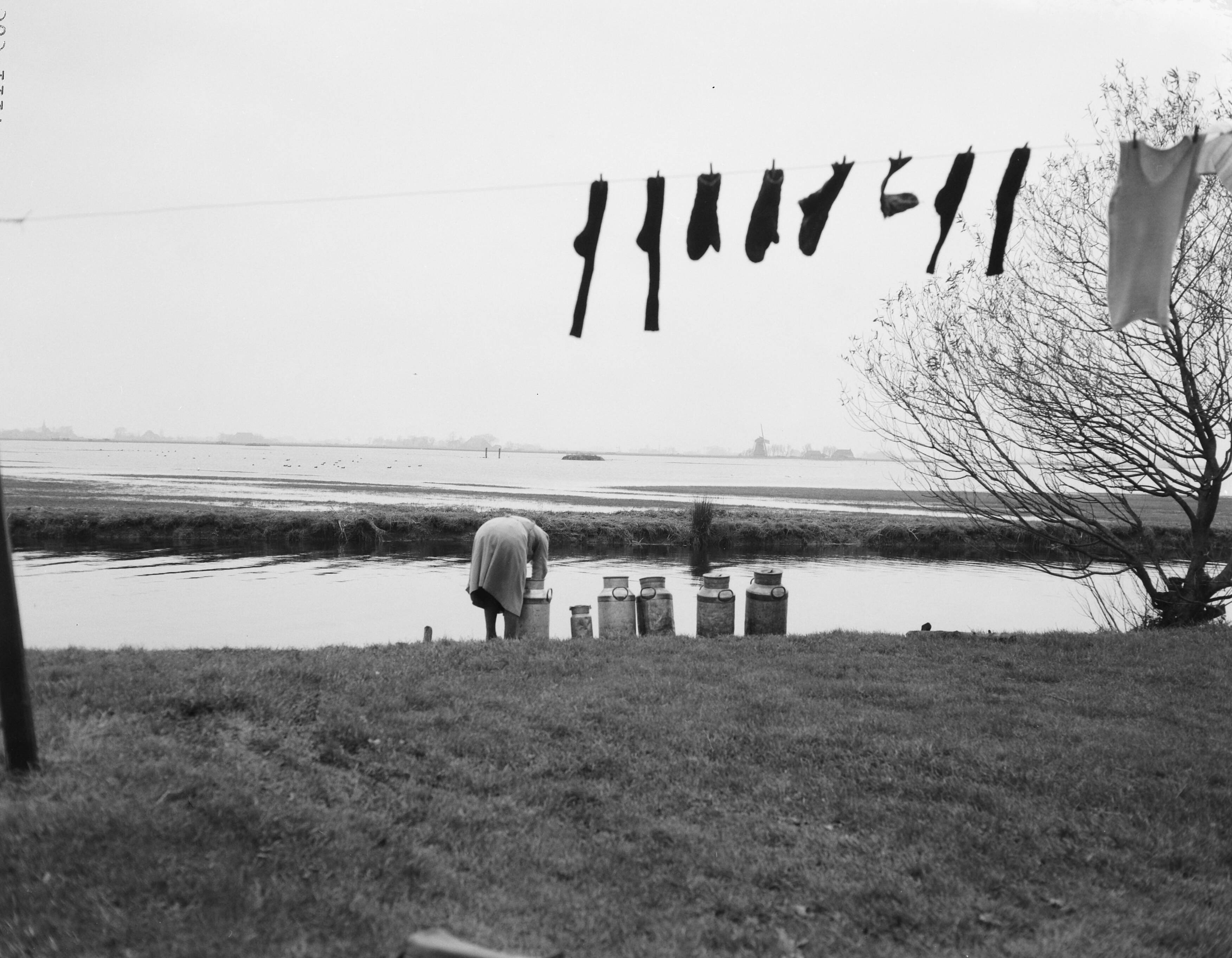 Fotocollectie Anefo — Watersnood ten noorden van Leeuwarden — Foto: Rossem, Wim van / Anefo. Licentie: Set B: Rechtenvrij / Publiek Domein. Bron: Nationaal Archief. http://hdl.handle.net/10648/a96ea1b6-d0b4-102d-bcf8-003048976d84