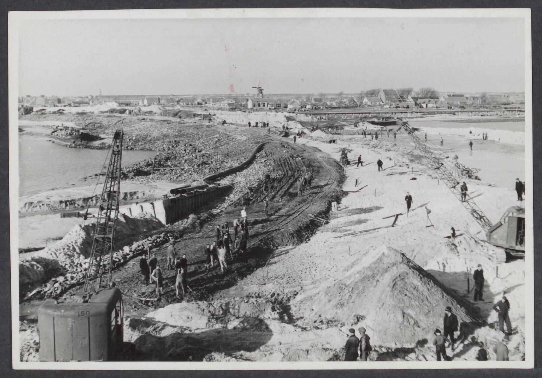 Westkapelle. Raid op de wijk van - 1944 — De nieuwe dijk in het gat te Westkapelle. Rechts landzijde met zanlichaam. Links (zeezijde) wordt zandlichaam bedekt met kleilaag, en daarna beschermd door een beslag van rijshout met stenen — Foto: Onbekend / Publiek Domein of Rechtenvrij. Licentie: Set B: Rechtenvrij / Publiek Domein. Bron: Nationaal Archief. http://hdl.handle.net/10648/9466c071-8e06-e336-4ddf-9e54f794752c