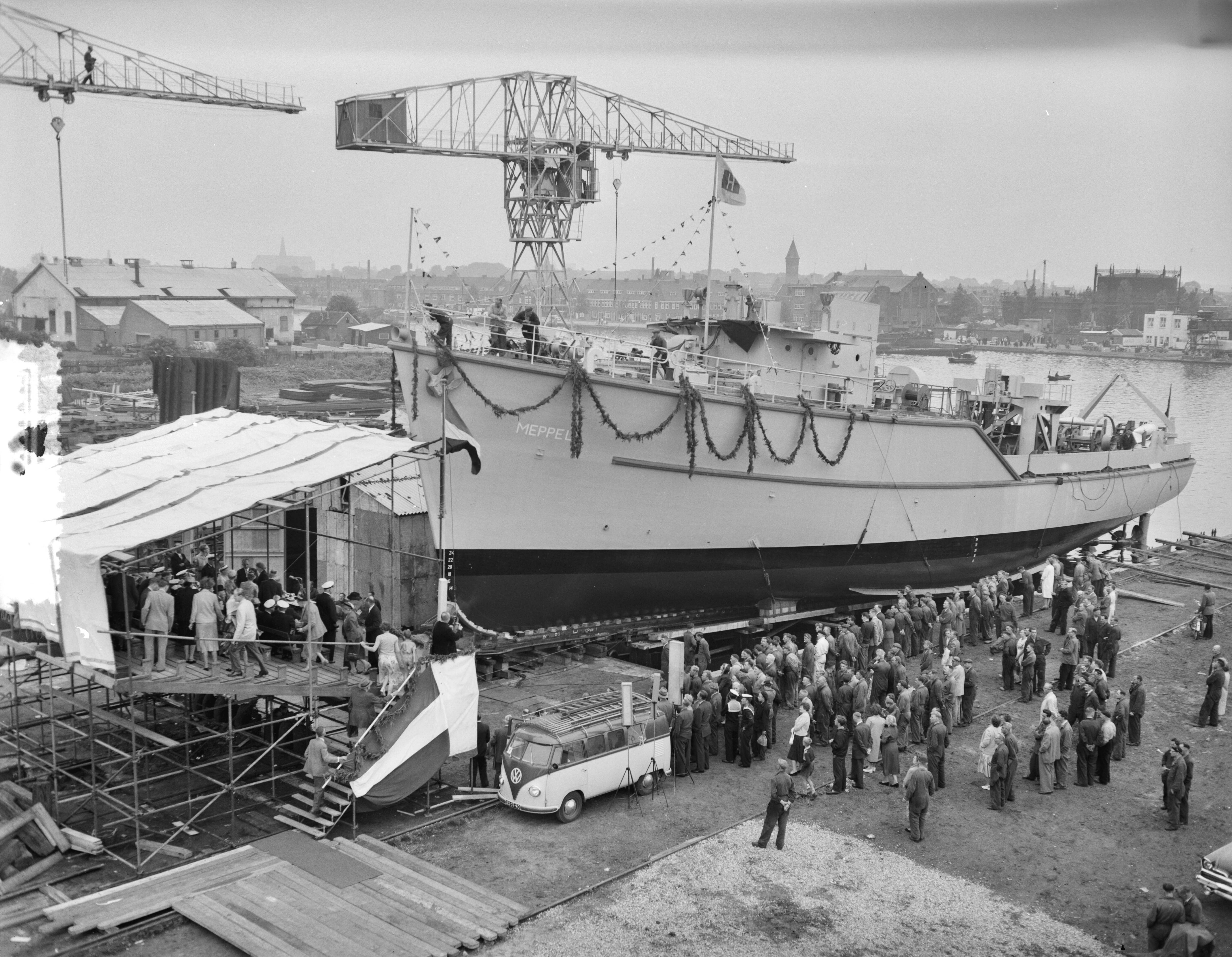 Fotocollectie Anefo — Tewaterlating mijnenveger Hr. Ms. "Meppel" bij Haarlemse Scheepsbouwmaatschappij — Foto: Rossem, Wim van / Anefo. Licentie: Set B: Rechtenvrij / Publiek Domein. Bron: Nationaal Archief. http://hdl.handle.net/10648/a94c1e2a-d0b4-102d-bcf8-003048976d84