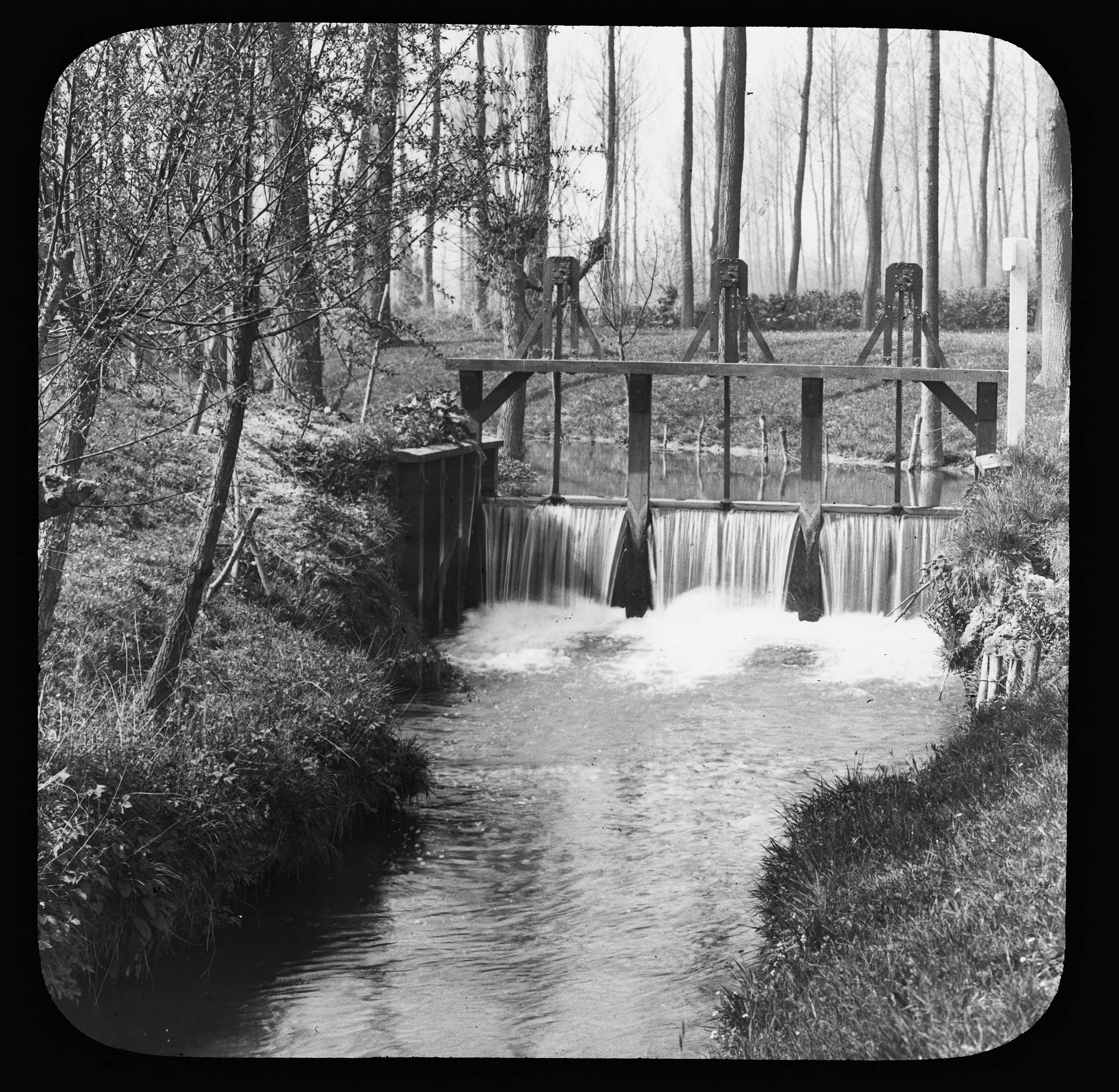 Fotocollectie Nederlandse Heidemaatschappij — stuw bij vijvers — Foto: Fotograaf Onbekend / Heidemij. Licentie: Set B: Rechtenvrij / Publiek Domein. Bron: Nationaal Archief. http://hdl.handle.net/10648/ae4bbae8-d0b4-102d-bcf8-003048976d84