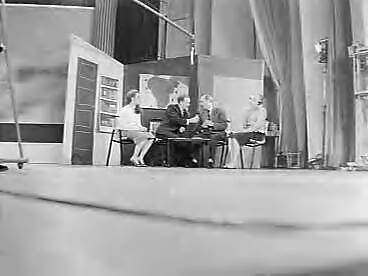 Fotocollectie Anefo — Zangeres Dora Paulsen treedt op voor de televisie in het Singermuseum te Laren, derde van links Jan Retèl — Foto: Behrens, Herbert F. / Anefo. Licentie: Set B: Rechtenvrij / Publiek Domein. Bron: Nationaal Archief. http://hdl.handle.net/10648/a98c8492-d0b4-102d-bcf8-003048976d84
