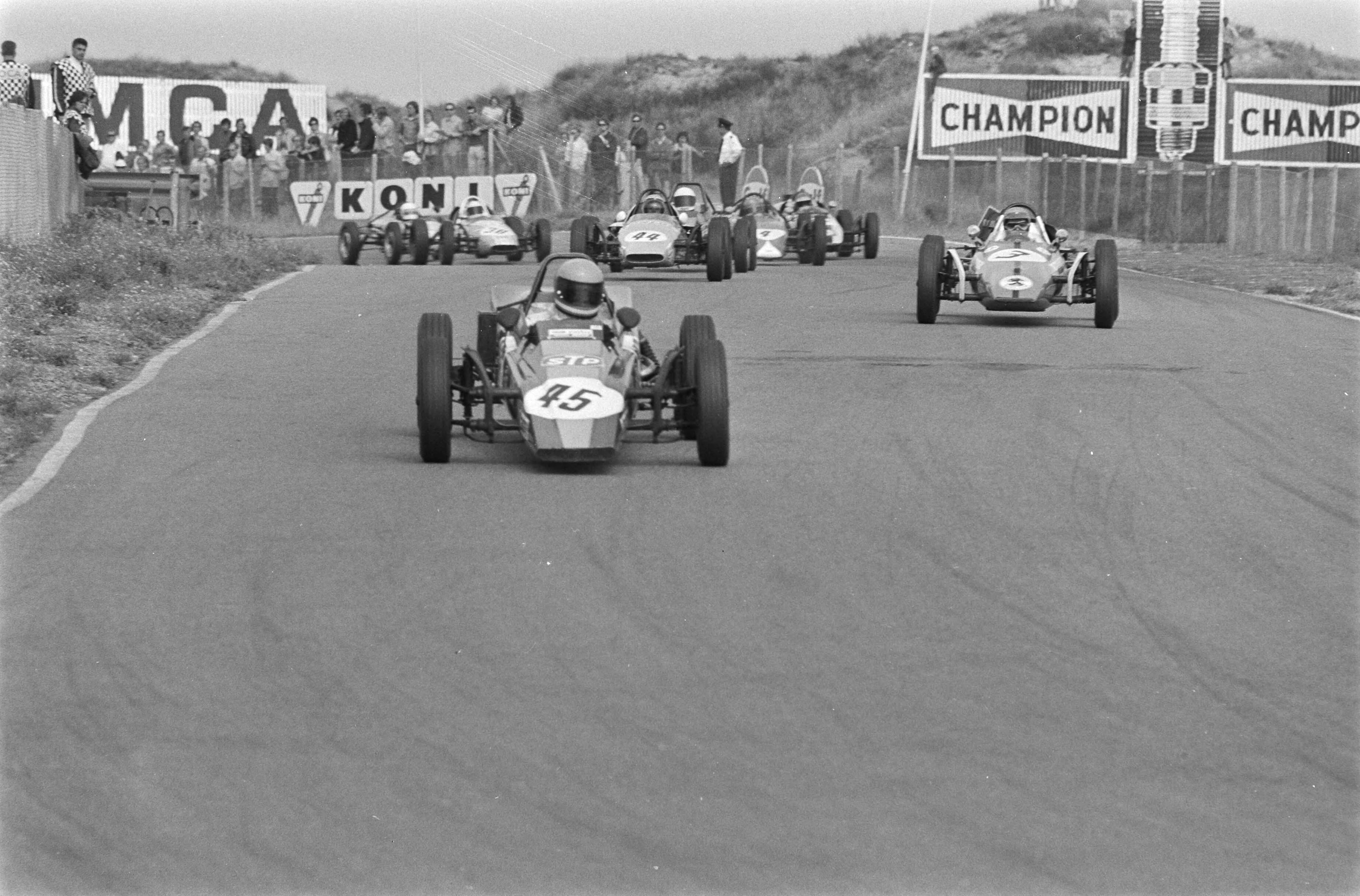 Fotocollectie Anefo — Internationale Formule V autoraces, Zandvoort. Kenneth Persson (nr. 45) voor, Brian Henton (nr. 44) achter hem — Foto: Peters, Hans / Anefo. Licentie: Set B: Rechtenvrij / Publiek Domein. Bron: Nationaal Archief. http://hdl.handle.net/10648/abc93656-d0b4-102d-bcf8-003048976d84