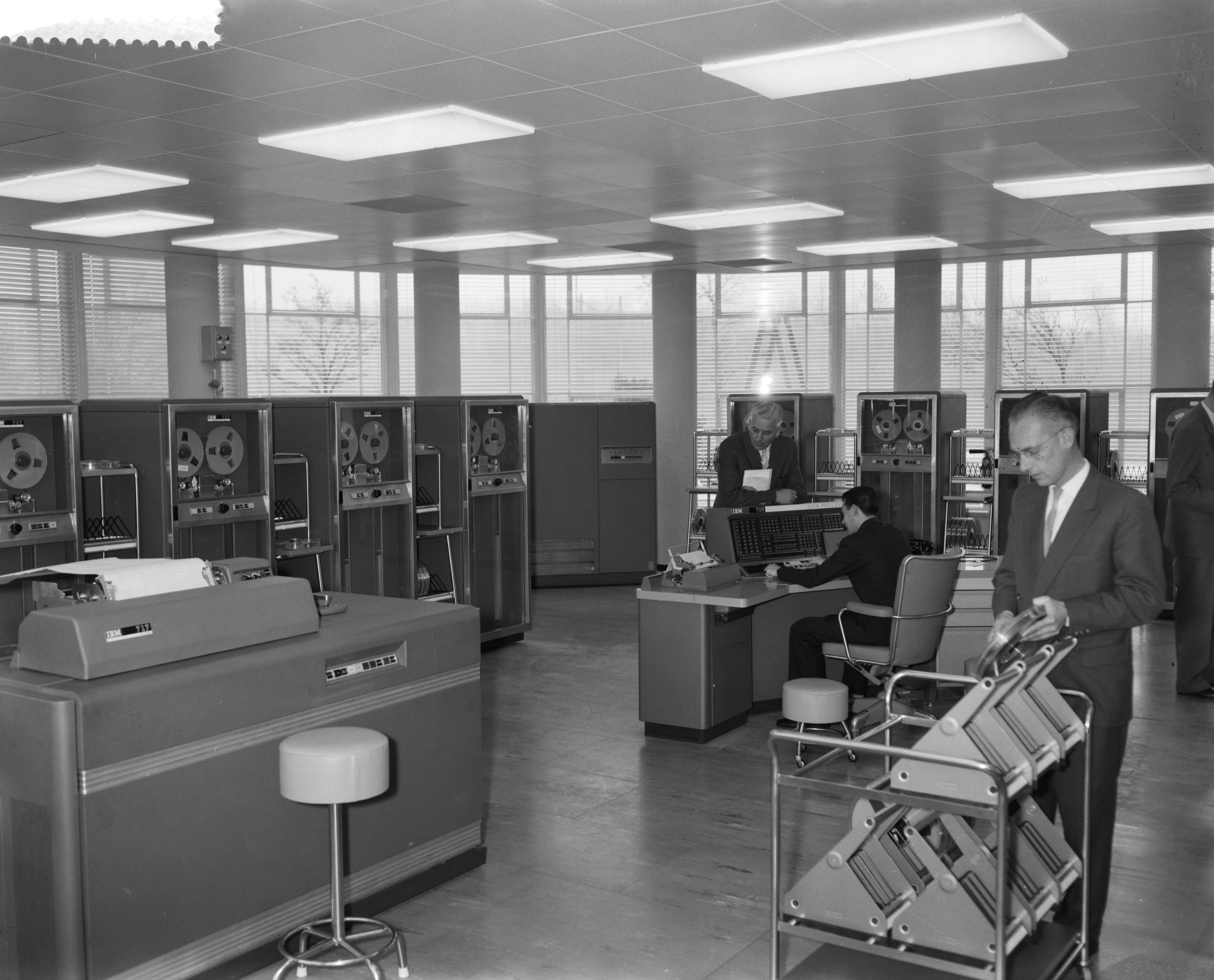Fotocollectie Anefo — Ingebruikname van elektronisch rekencentrum bij de KLM te Den Haag — Foto: Bilsen, Joop van / Anefo. Licentie: Set B: Rechtenvrij / Publiek Domein. Bron: Nationaal Archief. http://hdl.handle.net/10648/a9a18c16-d0b4-102d-bcf8-003048976d84