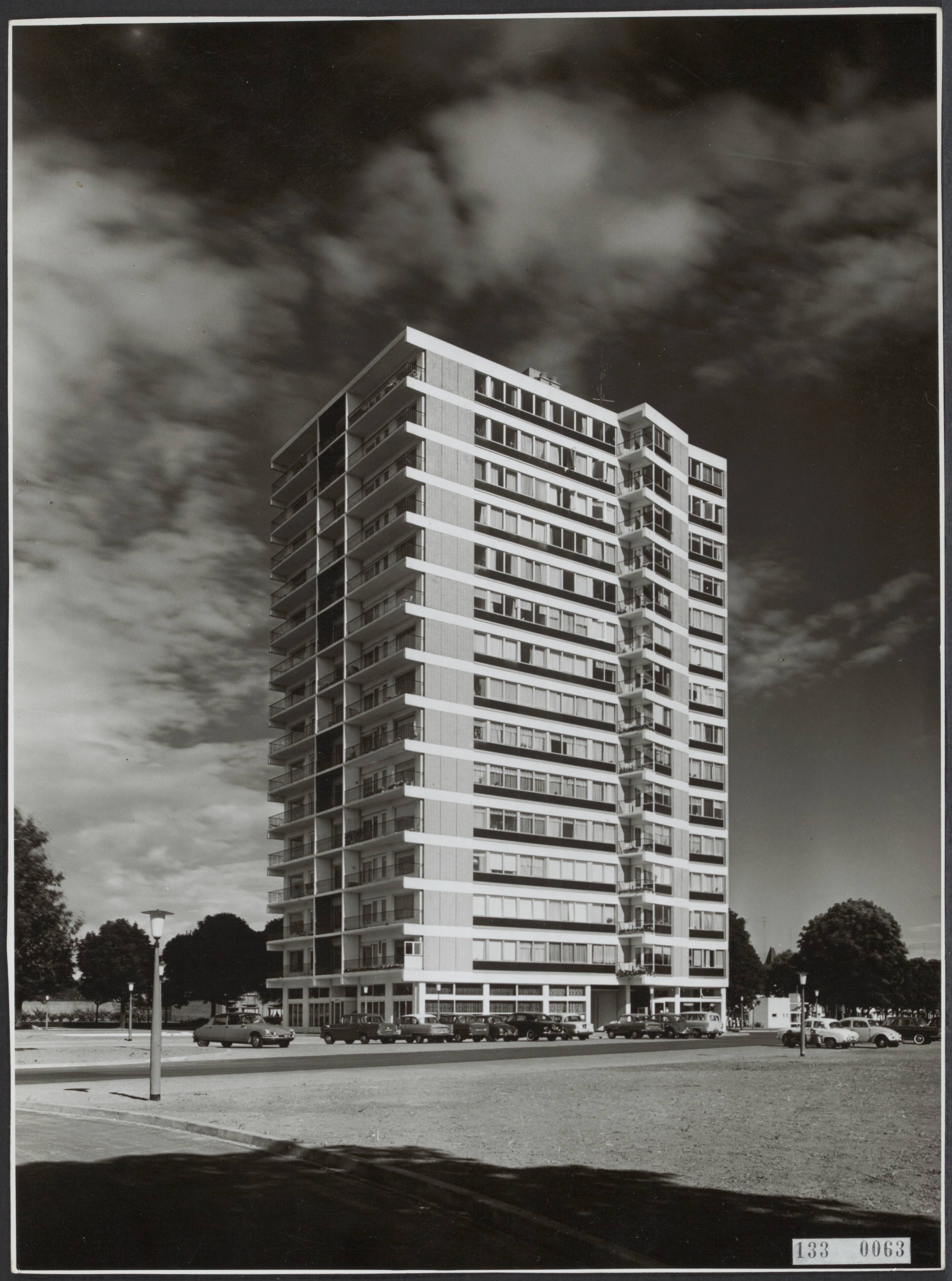 Fotocollectie Rijksvoorlichtingsdienst Eigen — Oranjeflat Maastricht. Architect: Gerard Holt — Foto: Lahaye, Frans. Licentie: Set B: Rechtenvrij / Publiek Domein. Bron: Nationaal Archief. http://hdl.handle.net/10648/af56ff1a-d0b4-102d-bcf8-003048976d84