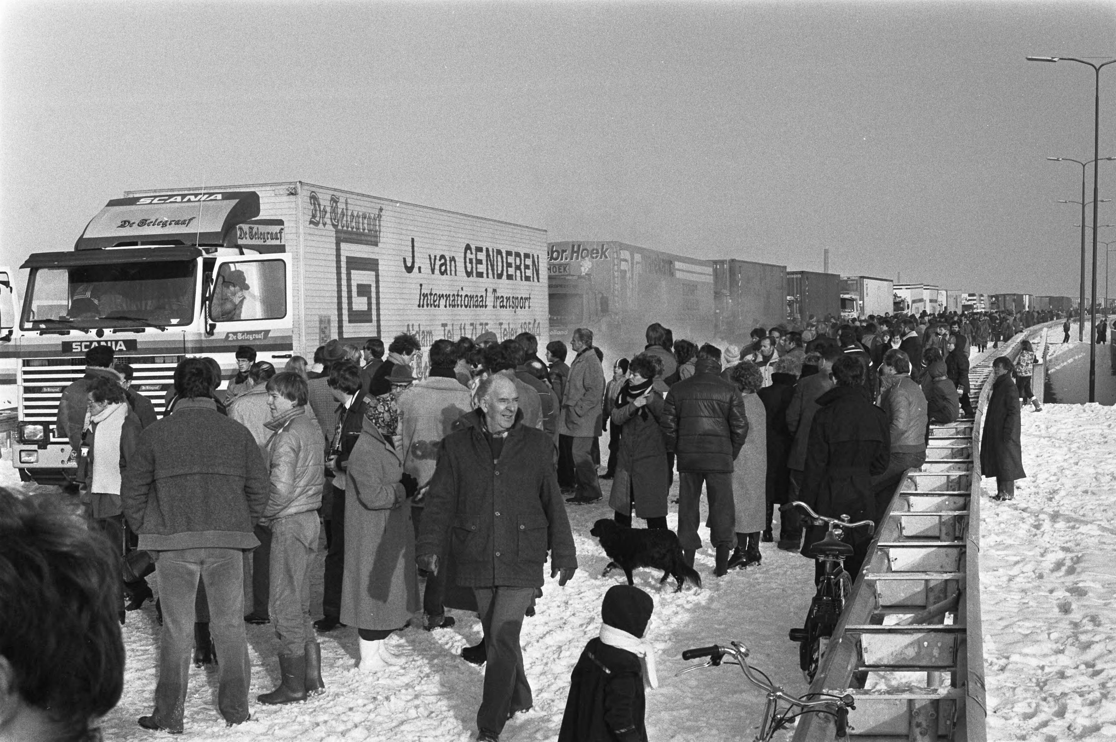 Fotocollectie Anefo — Konvooi van ongeveer 120 vrachtwagens met kerstpakketten van Utrecht naar Polen. Duizenden mensen zwaaiden het konvooi uit — Foto: Croes, Rob C. / Anefo. Licentie: Set B: Rechtenvrij / Publiek Domein. Bron: Nationaal Archief. http://hdl.handle.net/10648/ad0b1674-d0b4-102d-bcf8-003048976d84