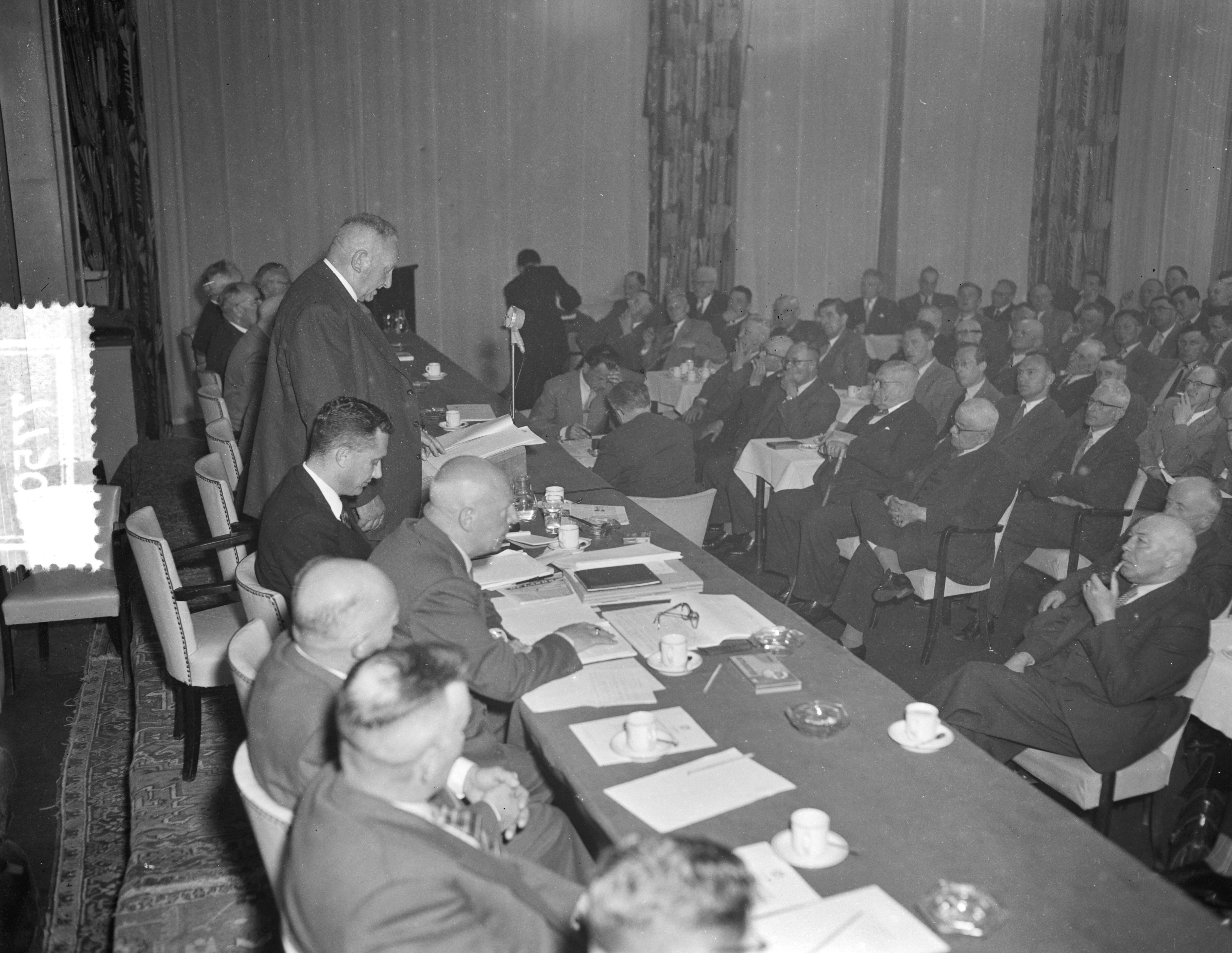 Fotocollectie Anefo — Algemene vergadering van de Hollandse Maatschappij voor de Landbouw te Scheveningen. Toespraak van voorzitter J.C. Dijksen — Foto: Pot, Harry / Anefo. Licentie: Set B: Rechtenvrij / Publiek Domein. Bron: Nationaal Archief. http://hdl.handle.net/10648/a947ac46-d0b4-102d-bcf8-003048976d84