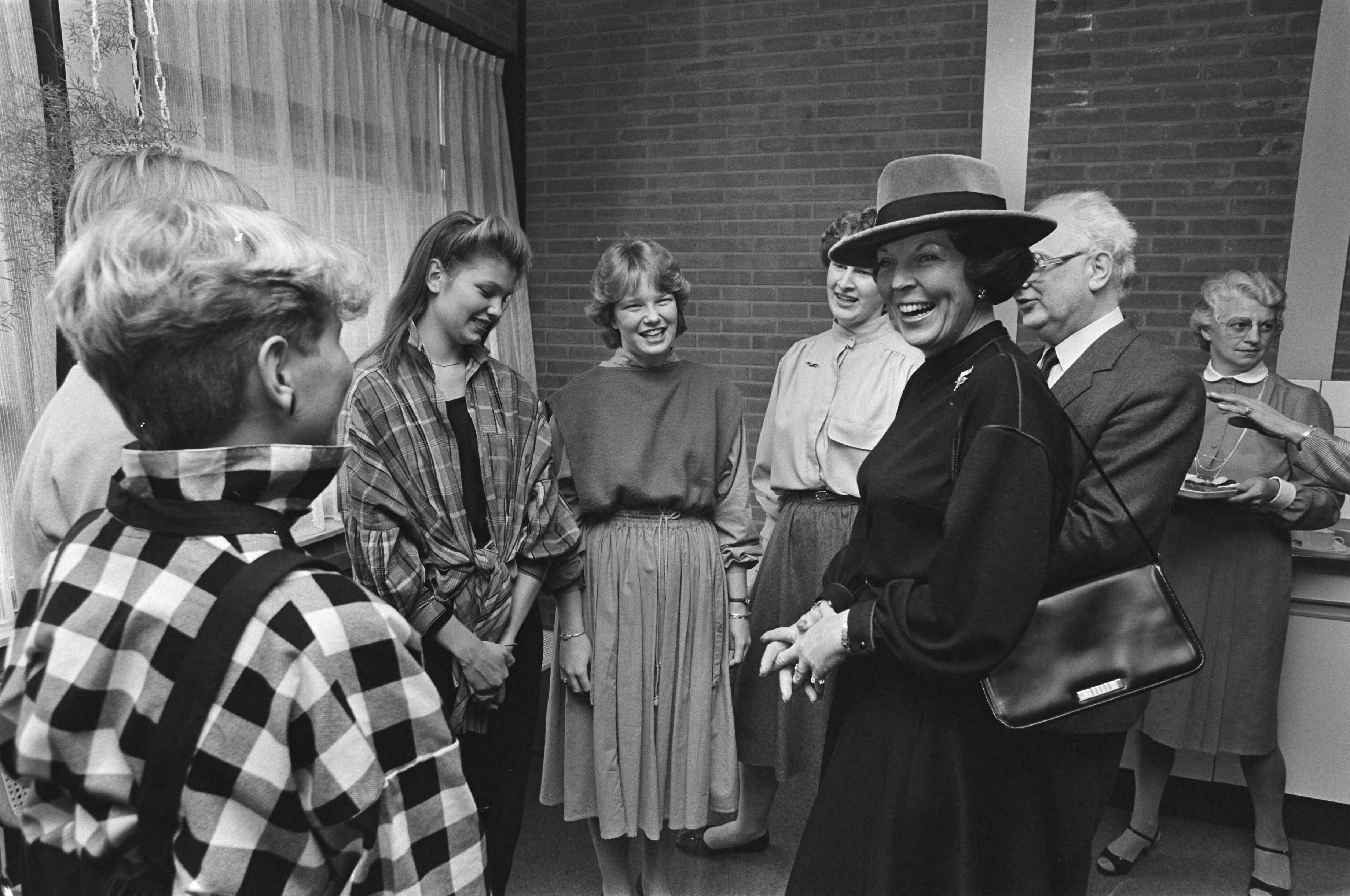 Fotocollectie Anefo — Koningin Beatrix opent het Oranje Nassau College in Zoetermeer Koningin Beatrix in de leerlingenkamer met enkele leerlingen — Foto: Bogaerts, Rob / Anefo. Licentie: Set B: Rechtenvrij / Publiek Domein. Bron: Nationaal Archief. http://hdl.handle.net/10648/ad3fb384-d0b4-102d-bcf8-003048976d84