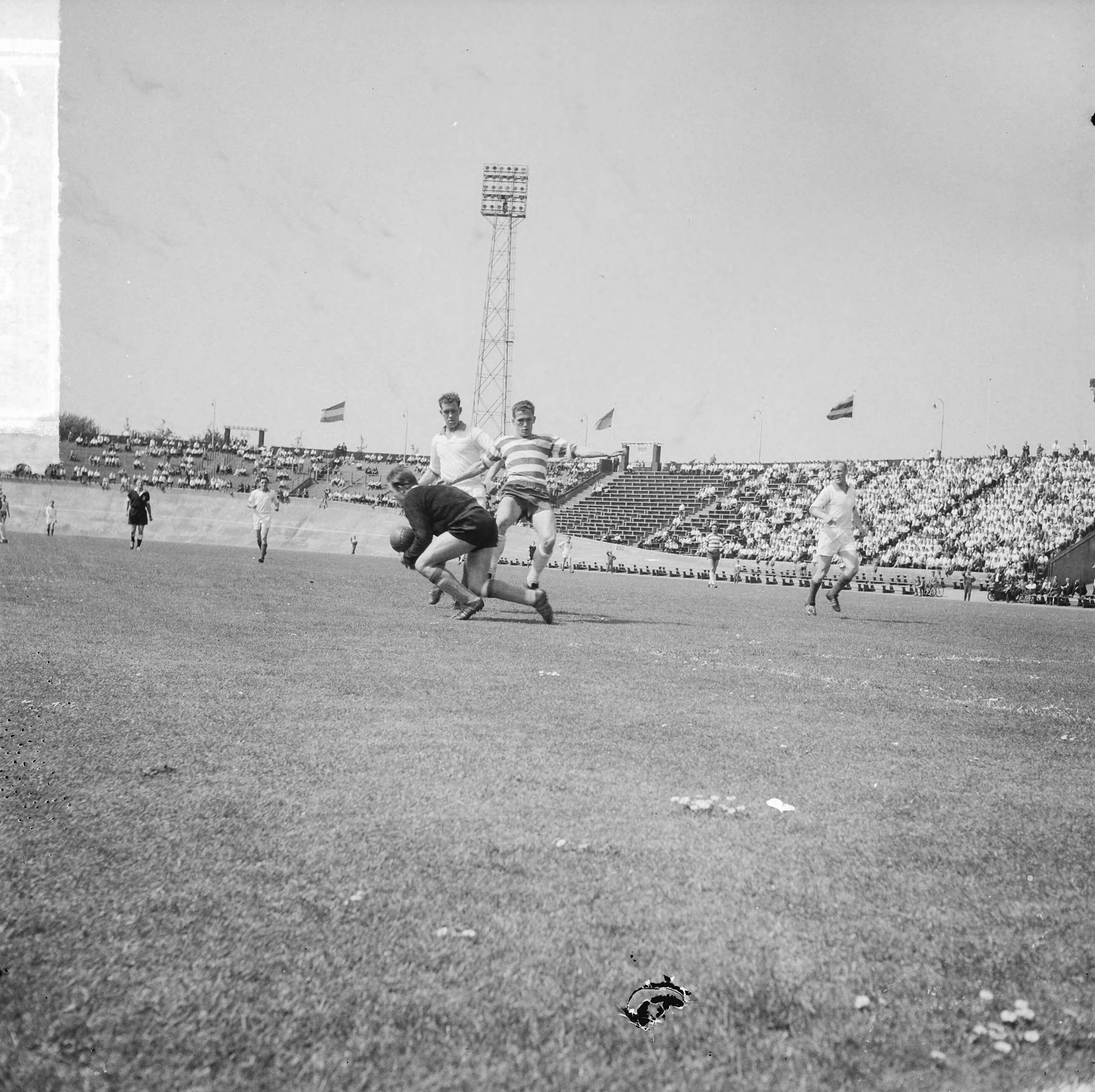 Fotocollectie Anefo — Voetbal. Roda JC tegen Xerxes 1-1. Spelmoment, keeper Sjef Pinckers (Roda) grist bal weg voor Snoeck (rechts), links Kikken (Roda) — Foto: Gelderen, Hugo van / Anefo. Licentie: Set B: Rechtenvrij / Publiek Domein. Bron: Nationaal Archief. http://hdl.handle.net/10648/aa6a5f56-d0b4-102d-bcf8-003048976d84