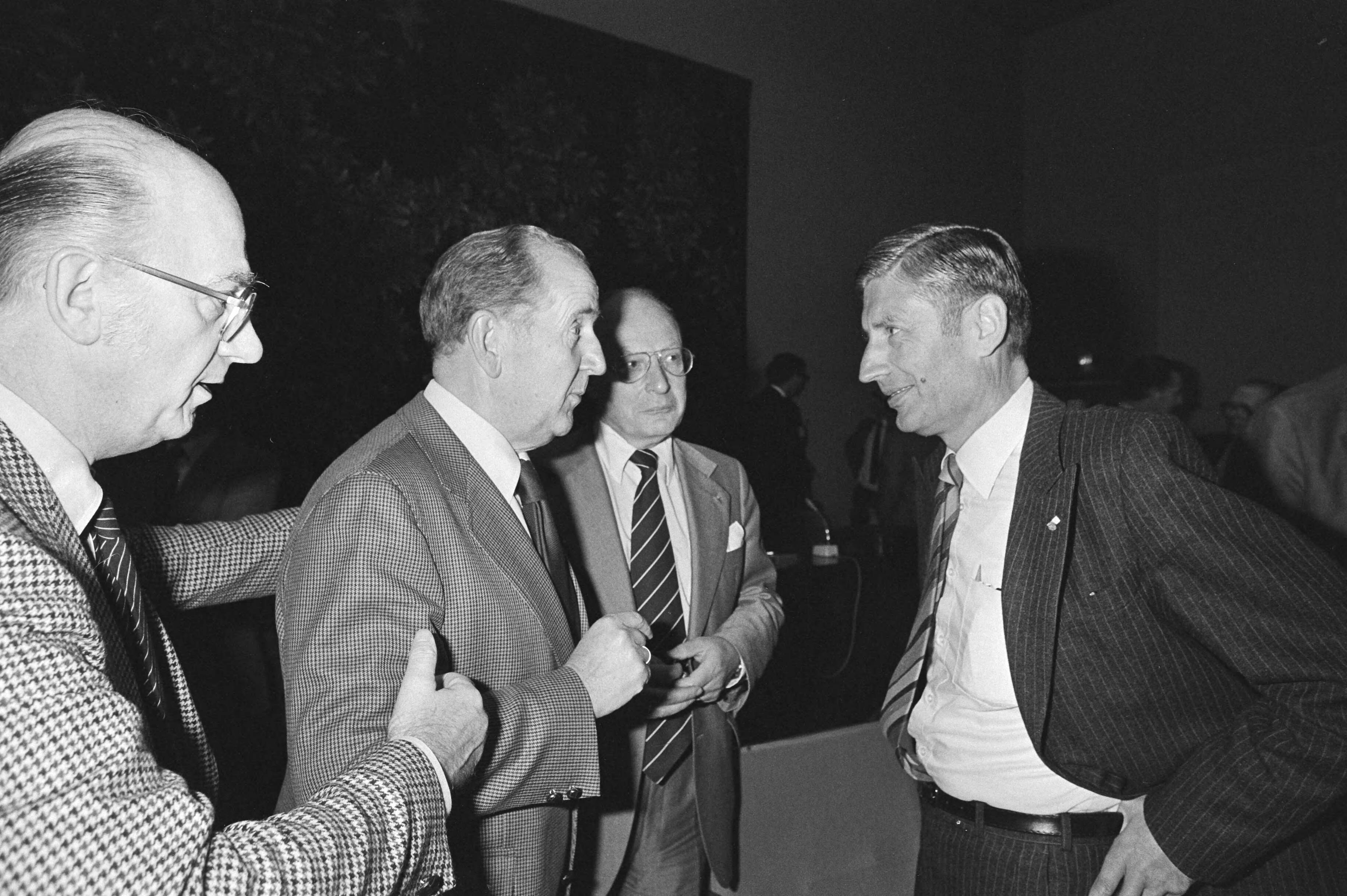 Fotocollectie Anefo — Overleg tussen regering, werkgevers en werknemers SER-geb in Den Haag , Spit (FNV), Van Veen (VNO), De Ru (RVD — Foto: Dijk, Hans van / Anefo. Licentie: Set B: Rechtenvrij / Publiek Domein. Bron: Nationaal Archief. http://hdl.handle.net/10648/ace9b196-d0b4-102d-bcf8-003048976d84