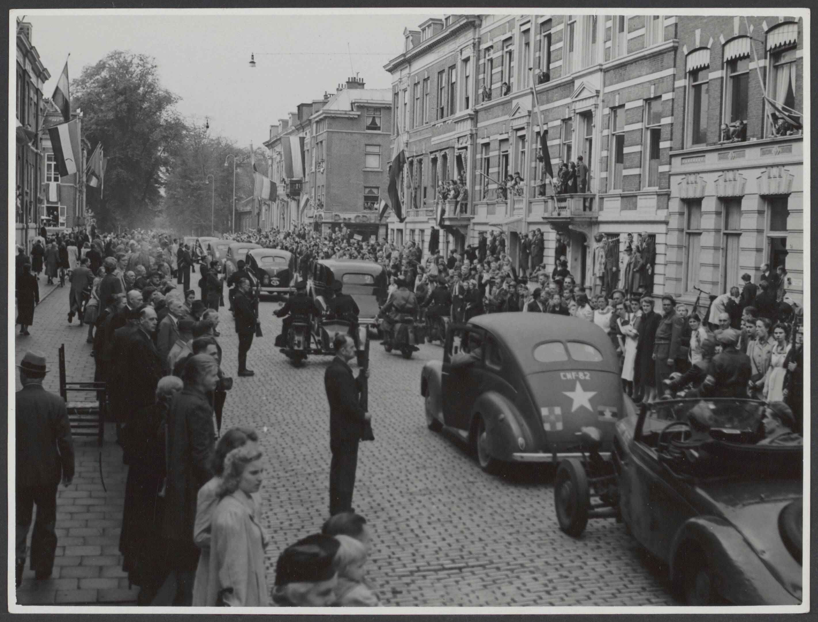 Bevrijding 's Gravenhage (Den Haag) — Intocht van koningin Wilhelmina in Den Haag. De stoet in Laan Copes van Cattenburg — Foto: Wal, J.Th. A. van der / Spaarnestad. Licentie: Set B: Rechtenvrij / Publiek Domein. Bron: Nationaal Archief. http://hdl.handle.net/10648/8bca7db3-8344-fc02-9fb5-b6e6e47474dd
