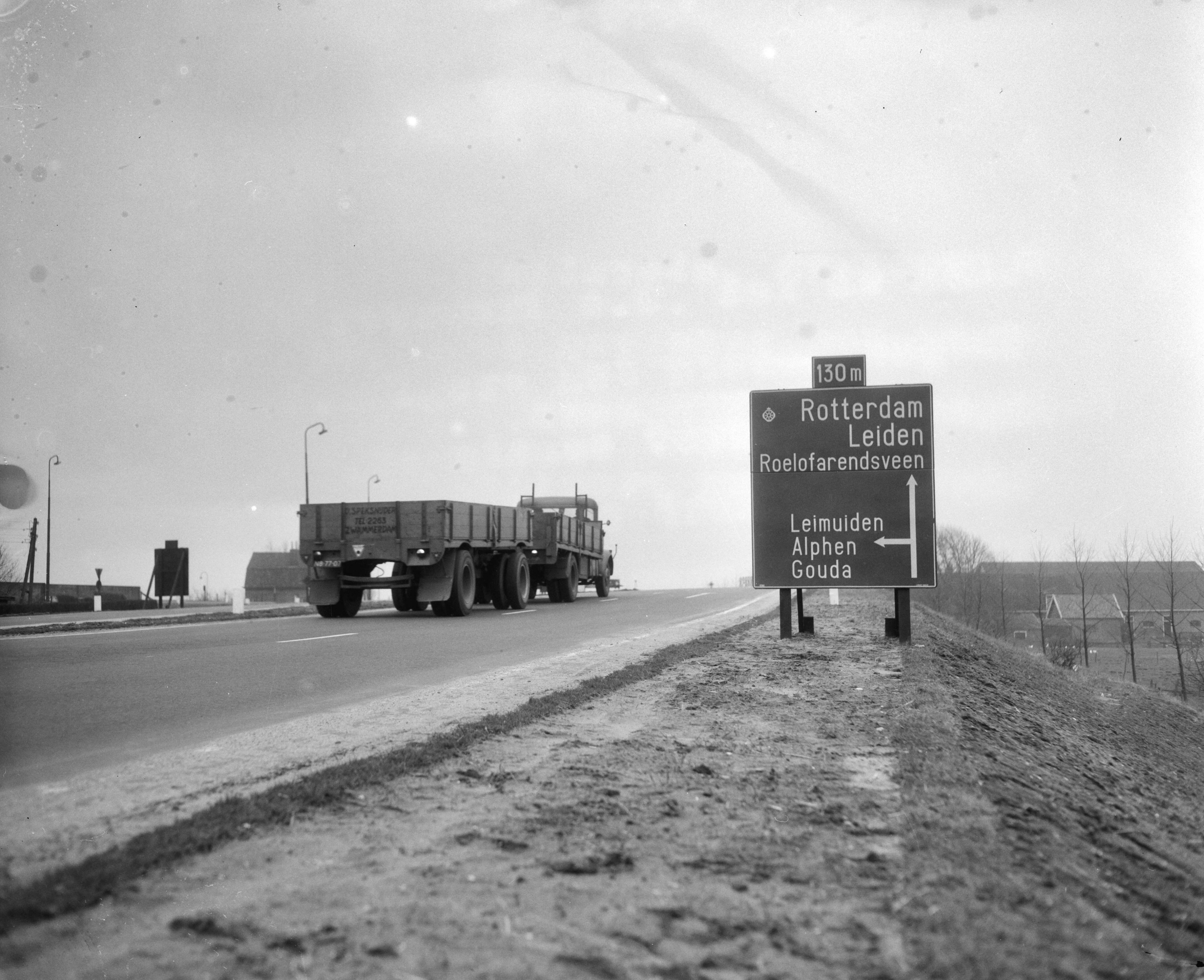 Fotocollectie Anefo — Nieuwe rijksweg 4A met nieuwe richtingsborden bij Leimuiden — Foto: Pot, Harry / Anefo. Licentie: Set B: Rechtenvrij / Publiek Domein. Bron: Nationaal Archief. http://hdl.handle.net/10648/a97477bc-d0b4-102d-bcf8-003048976d84