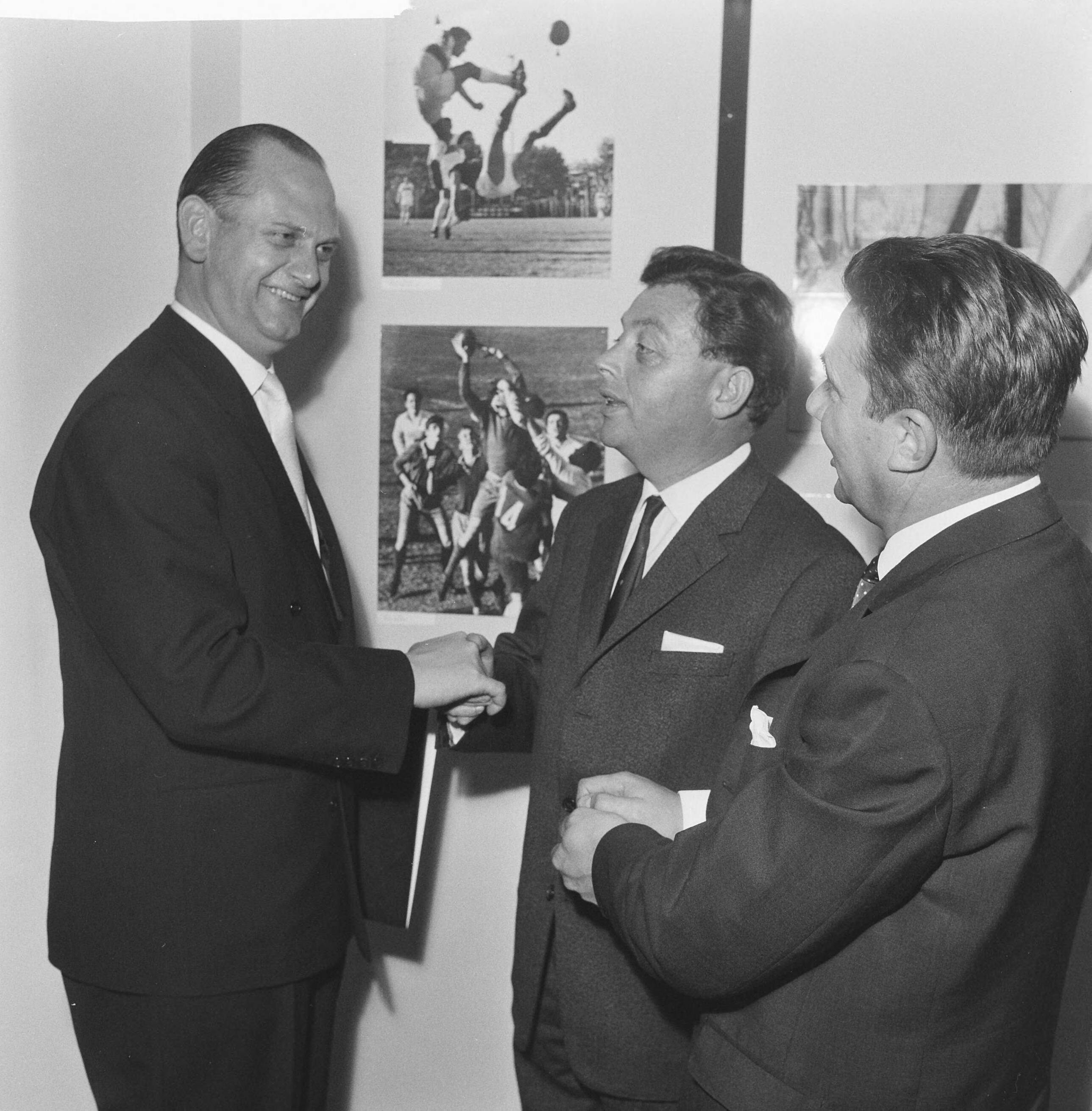 Fotocollectie Anefo — Opening World Press Photo 1961. Voorzitter Peter van Breukelen (links) en jurylid Carel Enkelaar (midden) — Foto: Nijs, Jac. de / Anefo. Licentie: Set B: Rechtenvrij / Publiek Domein. Bron: Nationaal Archief. http://hdl.handle.net/10648/a9e4dea8-d0b4-102d-bcf8-003048976d84