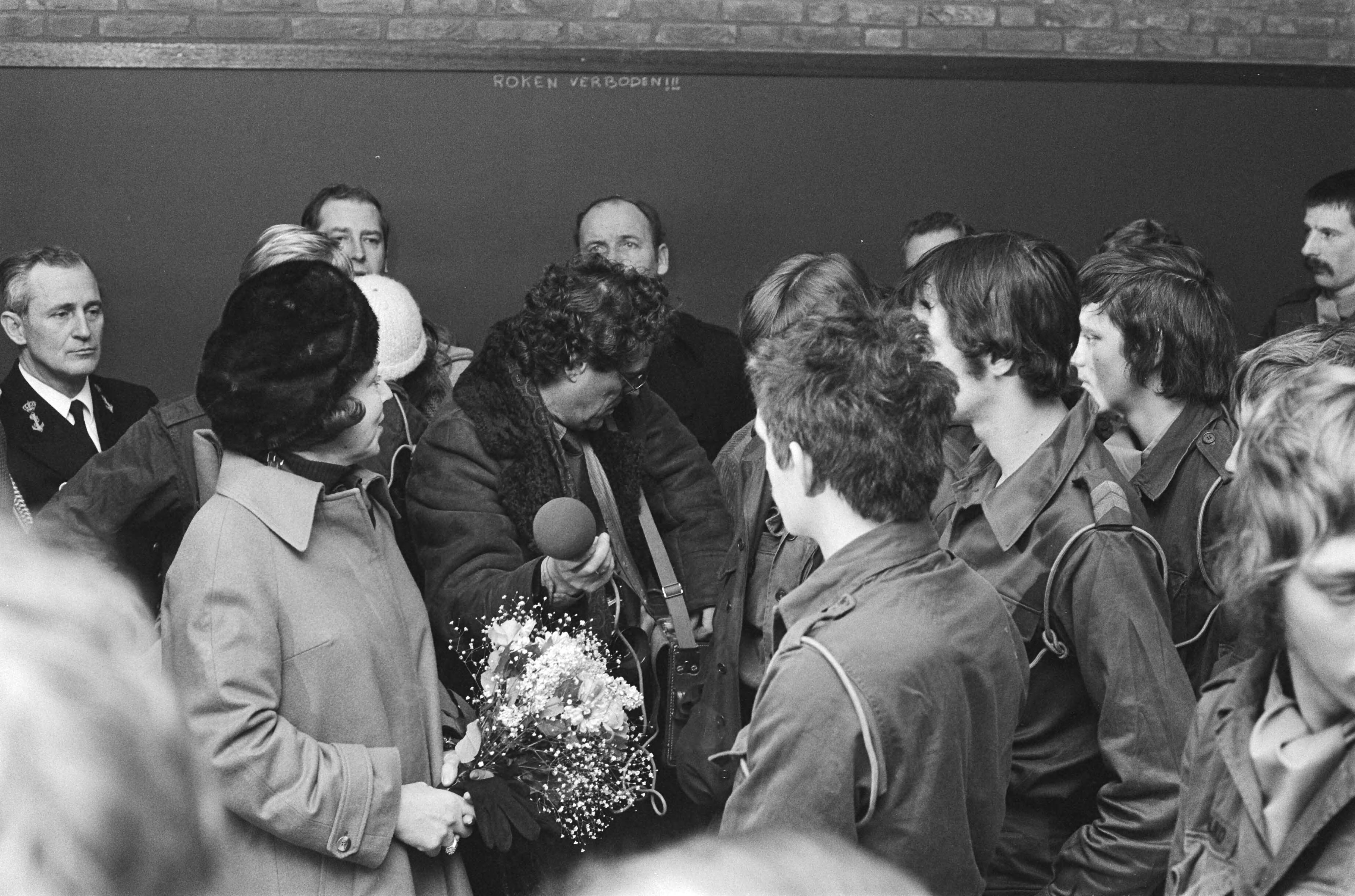 Prinses Beatrix en prins Claus bezoeken VN detachement voor Libanon in de Adolf van Nassau kazerne in Zuidlaren — Prinses Beatrix spreekt met militairen — Foto: Suyk, Koen / Anefo. Licentie: Set B: Rechtenvrij / Publiek Domein. Bron: Nationaal Archief. http://hdl.handle.net/10648/acc4cad4-d0b4-102d-bcf8-003048976d84