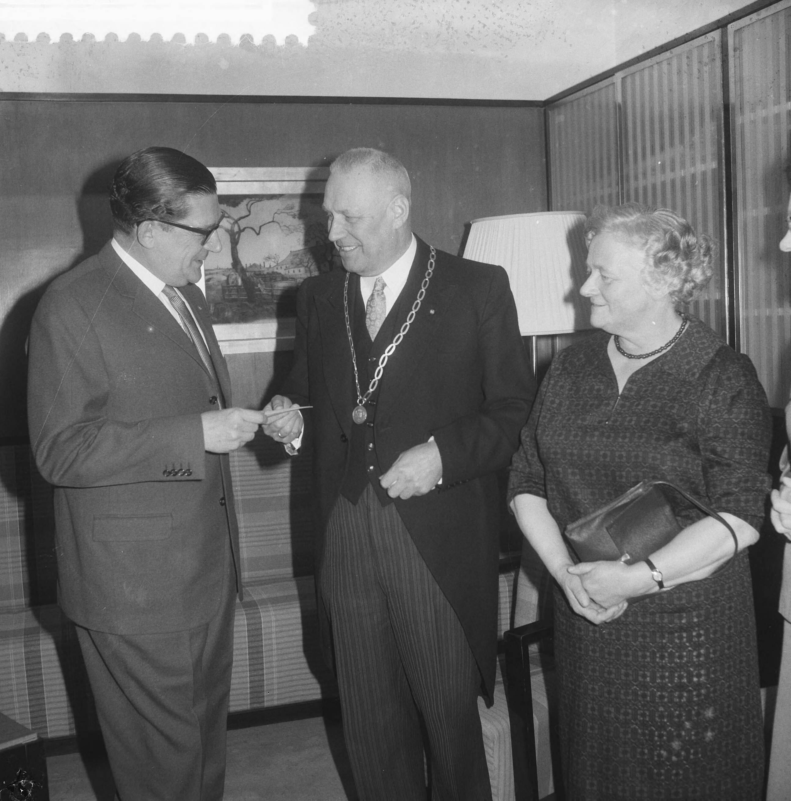 Fotocollectie Anefo — Uitreiking Cultuurprijs 1962 door burgemeester Boot van Hilversum aan Gabr. Suit — Foto: Pot, Harry / Anefo. Licentie: Set B: Rechtenvrij / Publiek Domein. Bron: Nationaal Archief. http://hdl.handle.net/10648/a9fba0c0-d0b4-102d-bcf8-003048976d84