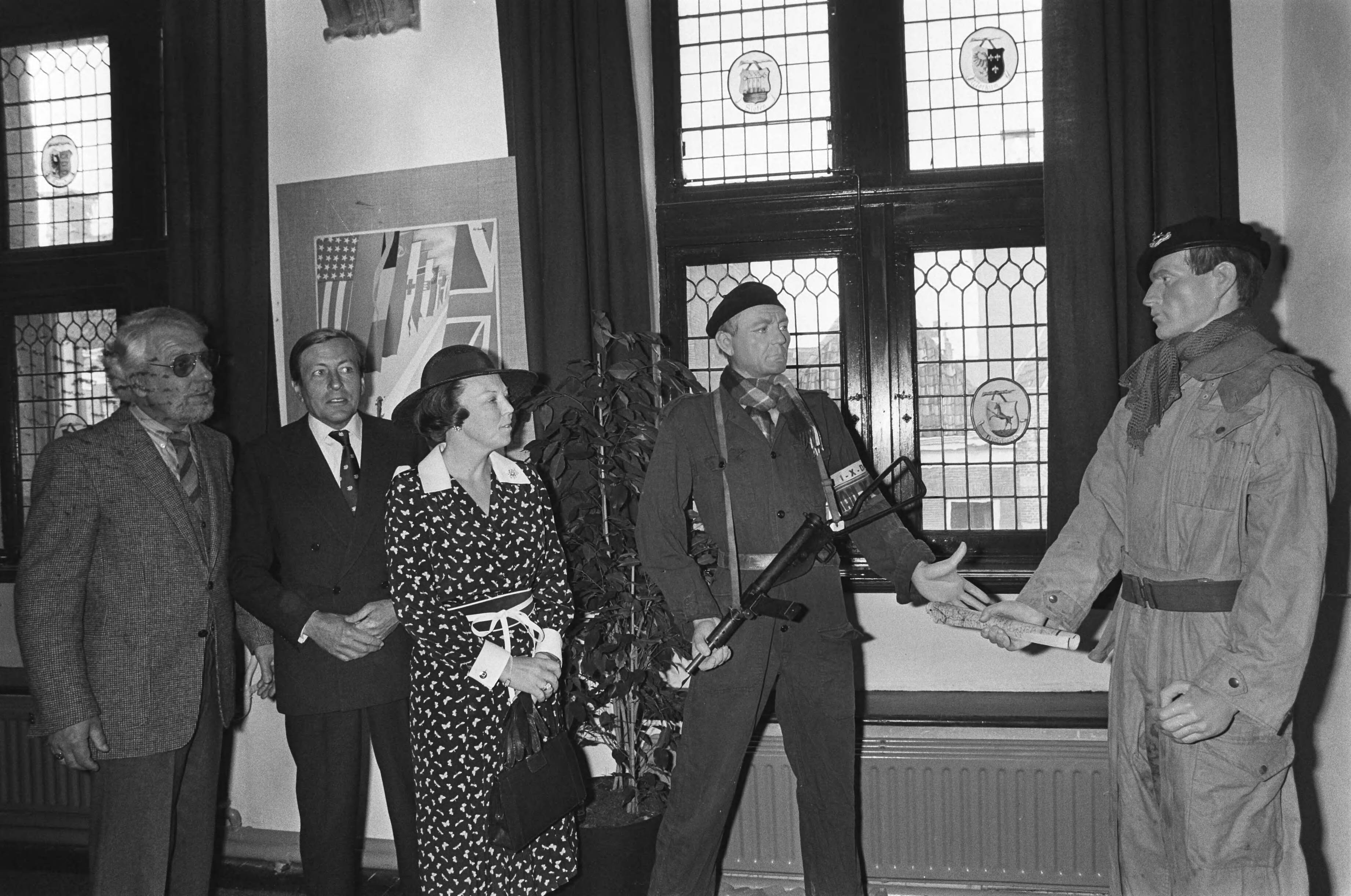 Fotocollectie Anefo — Prinses Beatrix en Prins Claus wonen in Leeuwarden herdenkingsbijeenkomst bij van 35 jarig bestaan van de Vereniging Friesland 1940-1945 — Foto: Suyk, Koen / Anefo. Licentie: Set B: Rechtenvrij / Publiek Domein. Bron: Nationaal Archief. http://hdl.handle.net/10648/acddec8a-d0b4-102d-bcf8-003048976d84