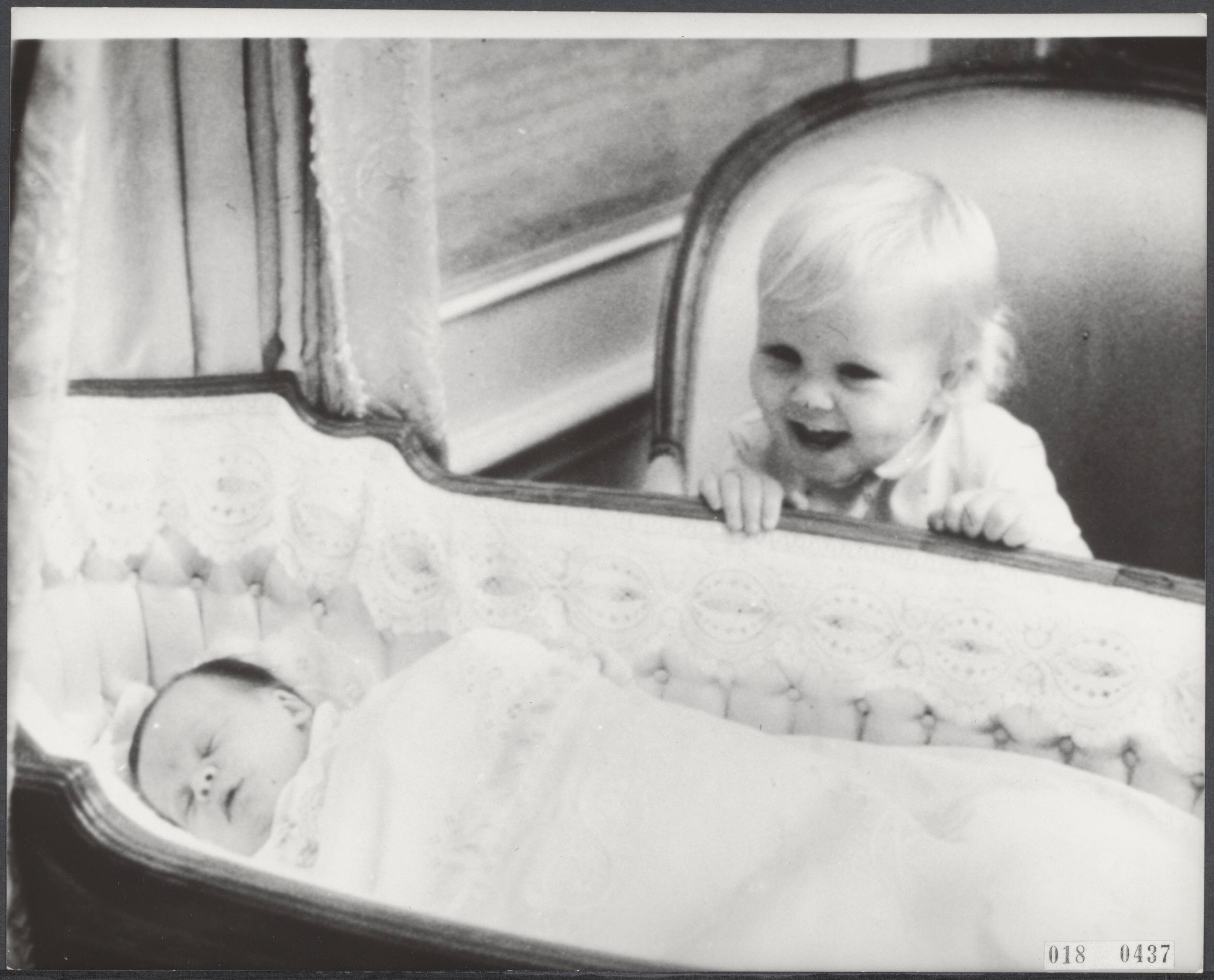 Fotocollectie Elsevier Binnenland — Pins Willem-Alexander kijkt naar prins Johan Friso in zijn wieg — Foto: Claus, prins / RVD. Licentie: Set B: Rechtenvrij / Publiek Domein. Bron: Nationaal Archief. http://hdl.handle.net/10648/adc23cdc-d0b4-102d-bcf8-003048976d84