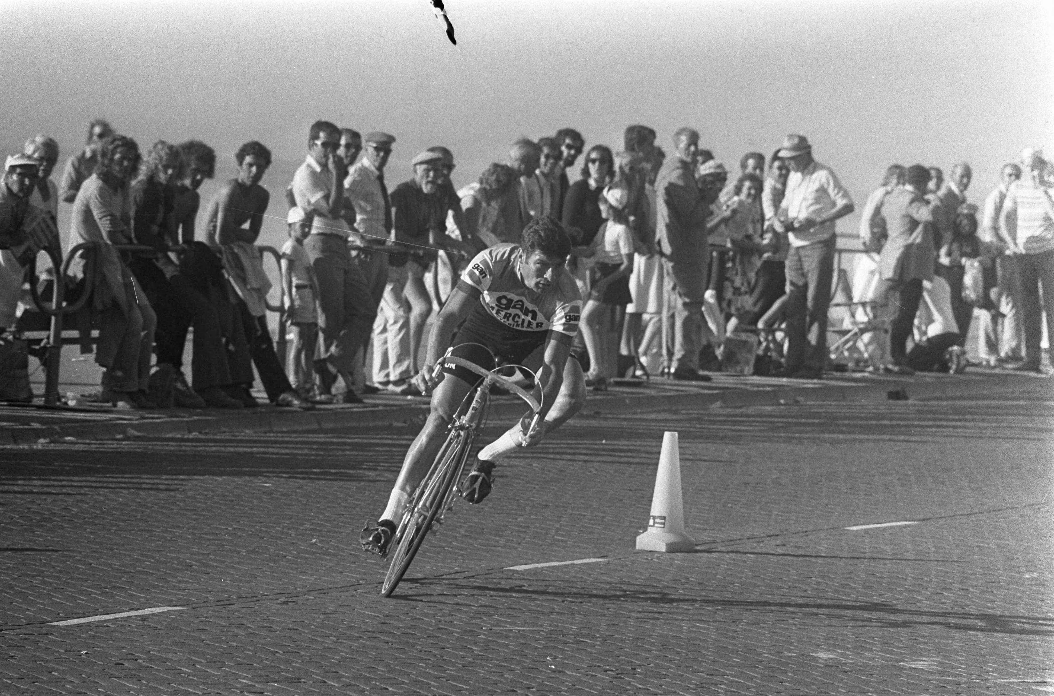Fotocollectie Anefo — Proloog van Tour de France in Scheveningen, tijdrit, Raymond Poulidor — Foto: Verhoeff, Bert / Anefo. Licentie: Set B: Rechtenvrij / Publiek Domein. Bron: Nationaal Archief. http://hdl.handle.net/10648/ac309292-d0b4-102d-bcf8-003048976d84