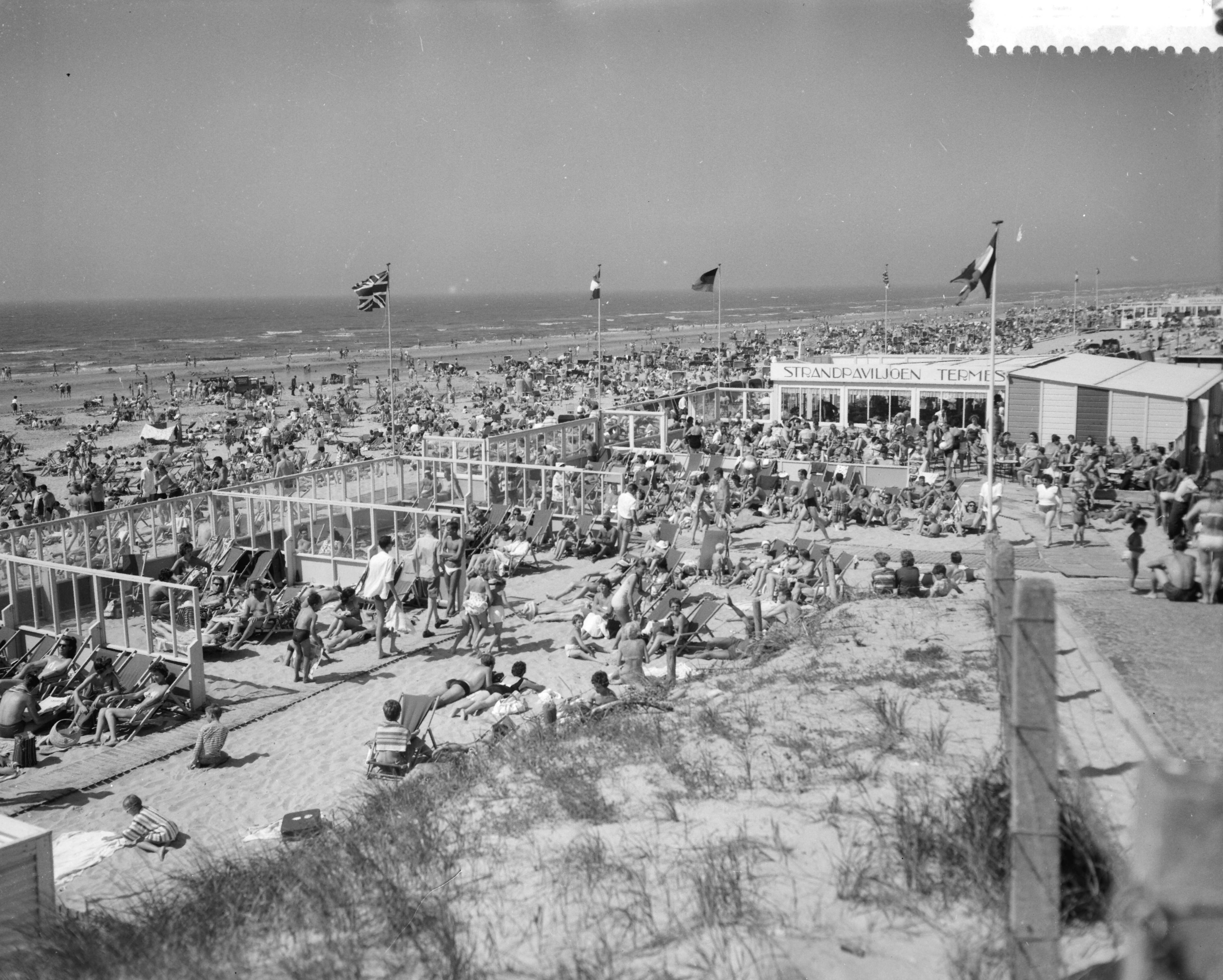 Fotocollectie Anefo — Zomerdrukte op het strand van Zandvoort — Foto: Bilsen, Joop van / Anefo. Licentie: Set B: Rechtenvrij / Publiek Domein. Bron: Nationaal Archief. http://hdl.handle.net/10648/a9b29eb6-d0b4-102d-bcf8-003048976d84