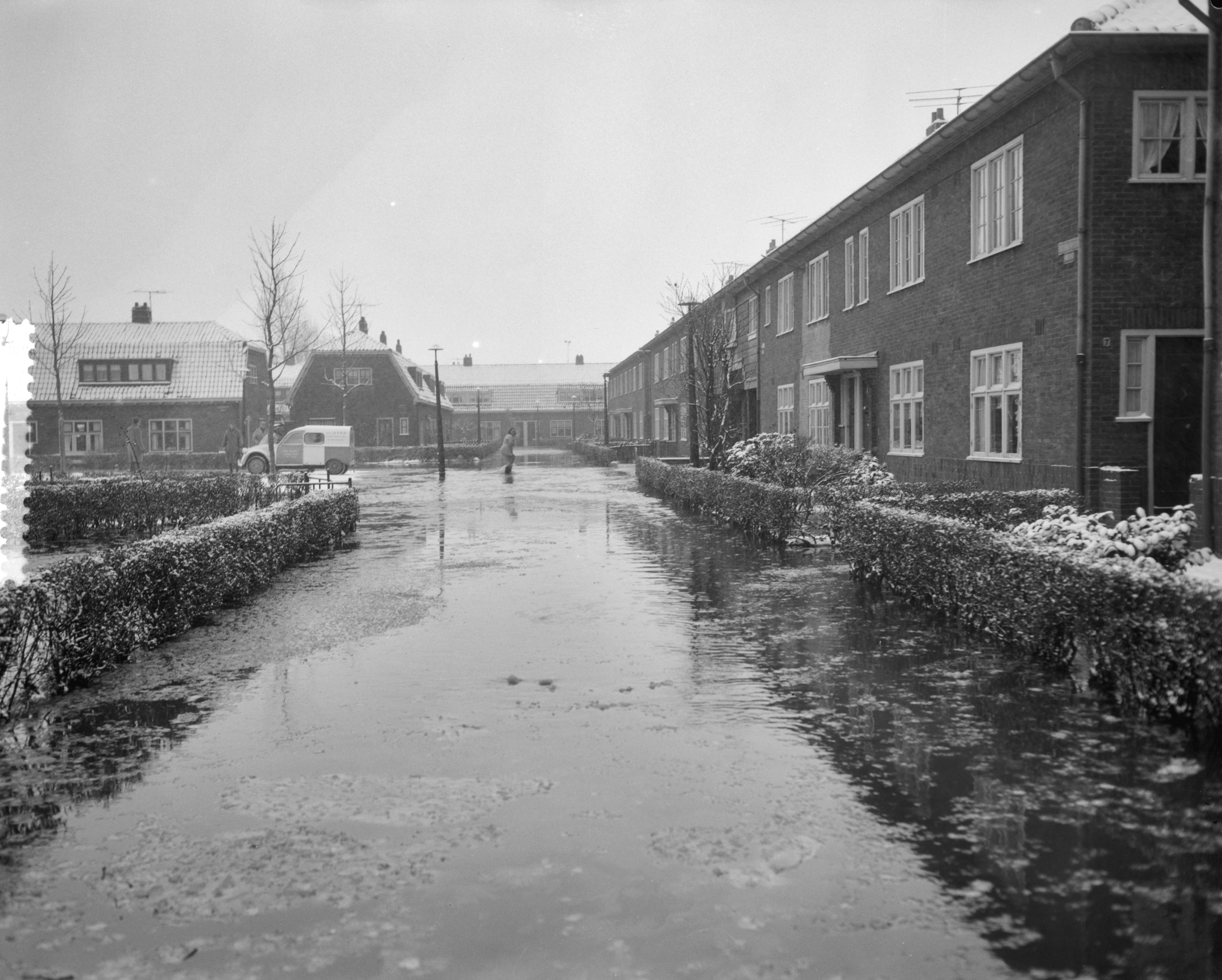 Ramp Tuindorp Oostzaan — Foto: Rossem, Wim van / Anefo. — Licentie: Set B: Rechtenvrij / Publiek Domein. Bron: Nationaal Archief. http://hdl.handle.net/10648/a9a5a418-d0b4-102d-bcf8-003048976d84