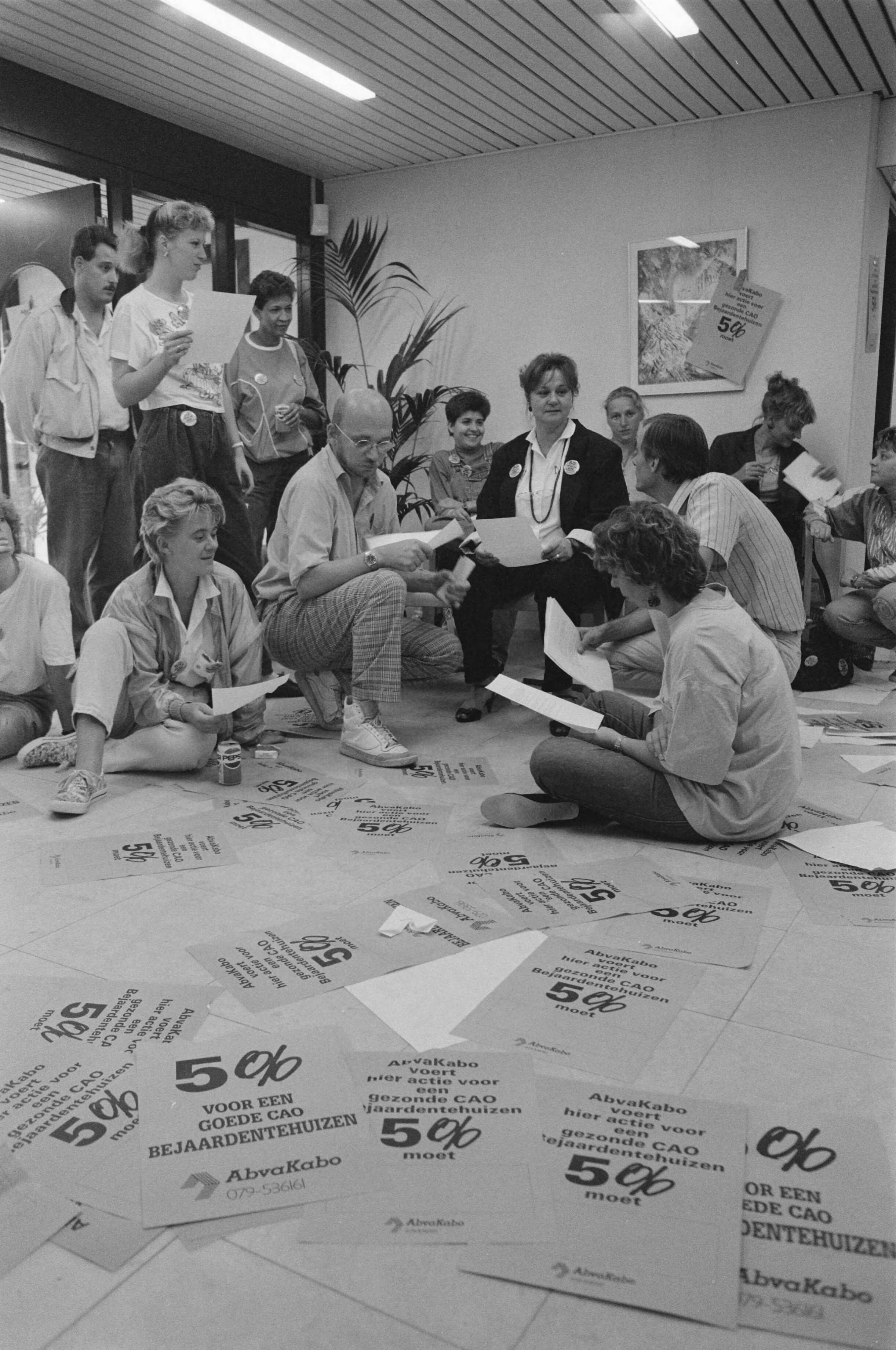 Fotocollectie Anefo — Actievoerders uit de bejaardenzorg hebben het hoofdkantoor van de Vereniging NL Bejaardenoorden te Houten bezet — Foto: Croes, Rob C. / Anefo. Licentie: Set B: Rechtenvrij / Publiek Domein. Bron: Nationaal Archief. http://hdl.handle.net/10648/ad741886-d0b4-102d-bcf8-003048976d84